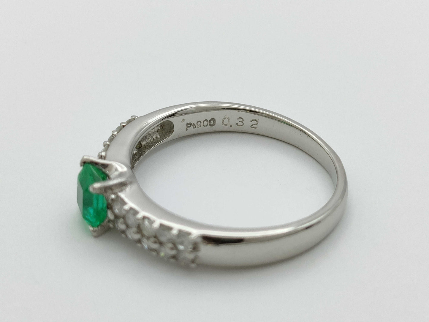 Emerald and Diamond 0.32/0.31 Stamp, Pt900 3.8g Ring 