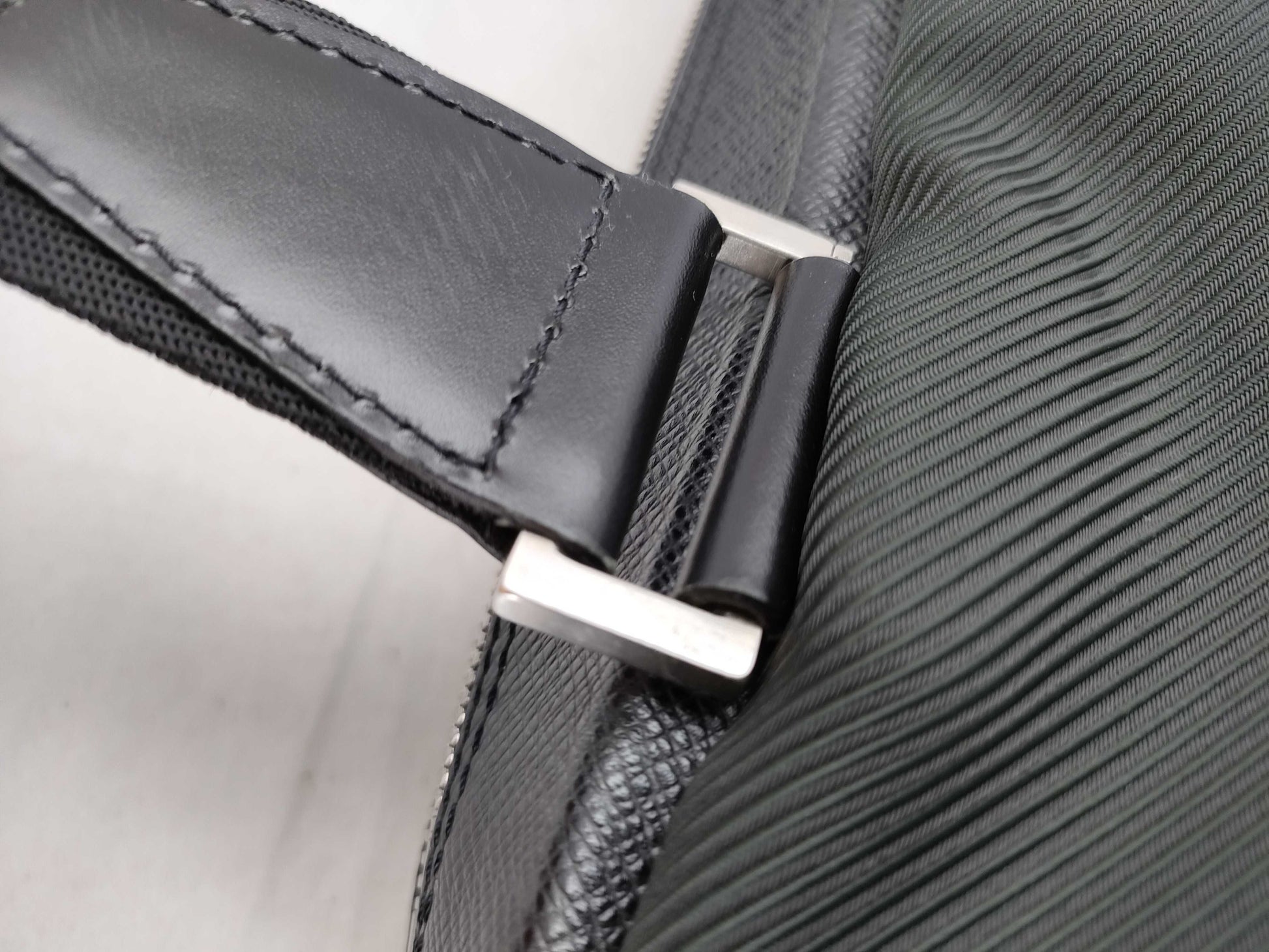 LOUIS VUITTON Taiga Beluga Shoulder Bag