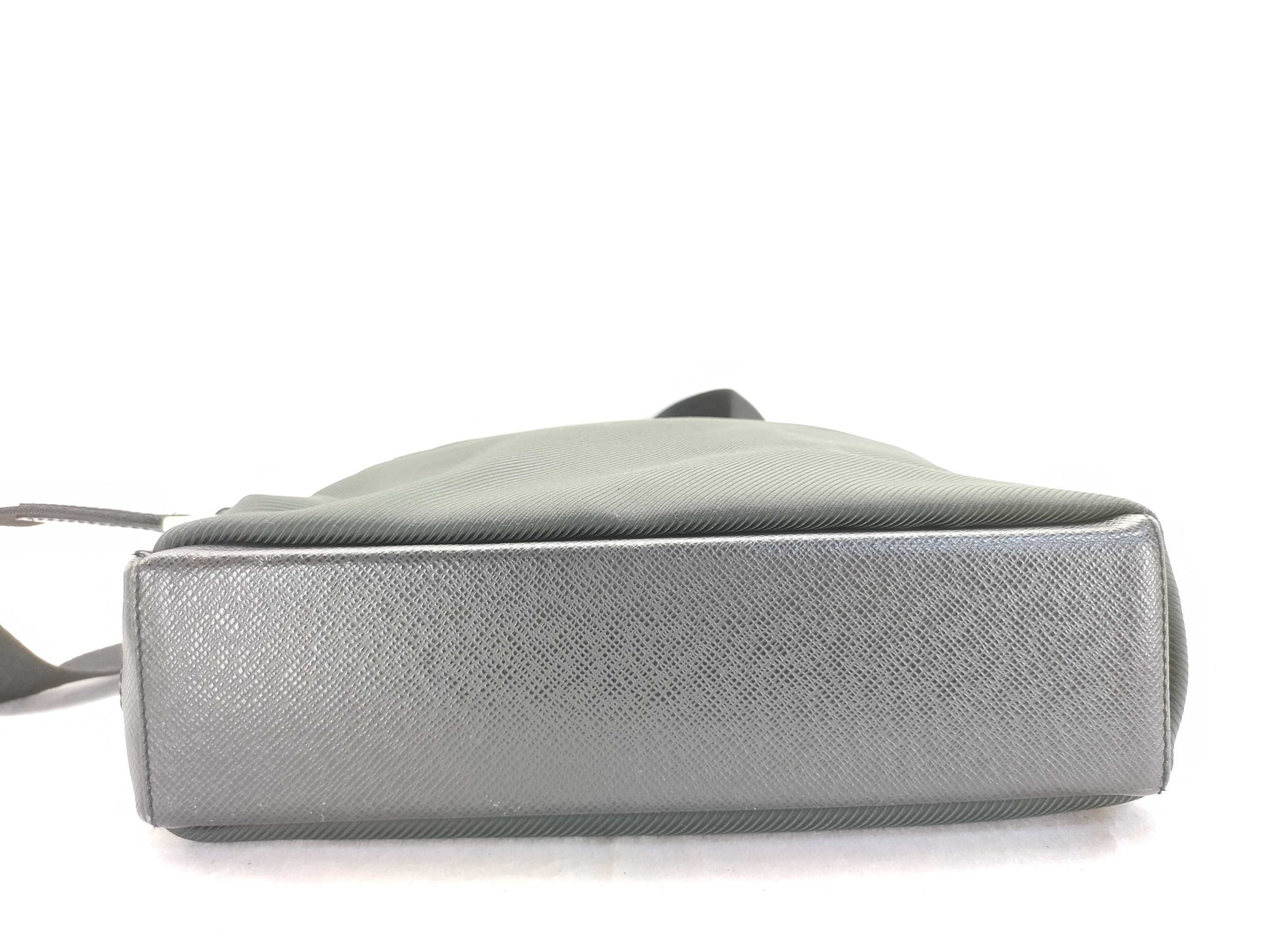 LOUIS VUITTON Taiga Beluga Shoulder Bag