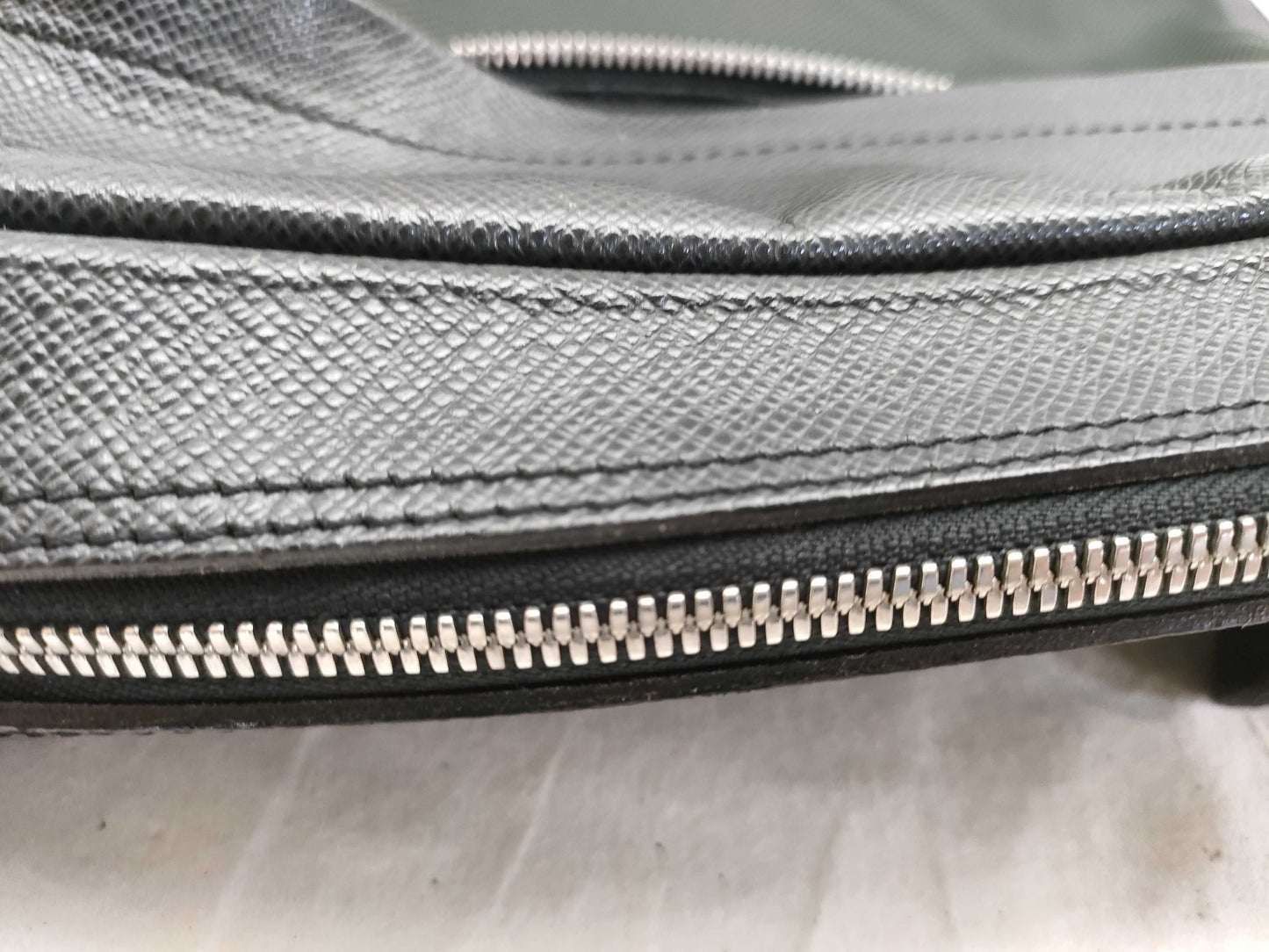 LOUIS VUITTON Taiga Beluga Shoulder Bag