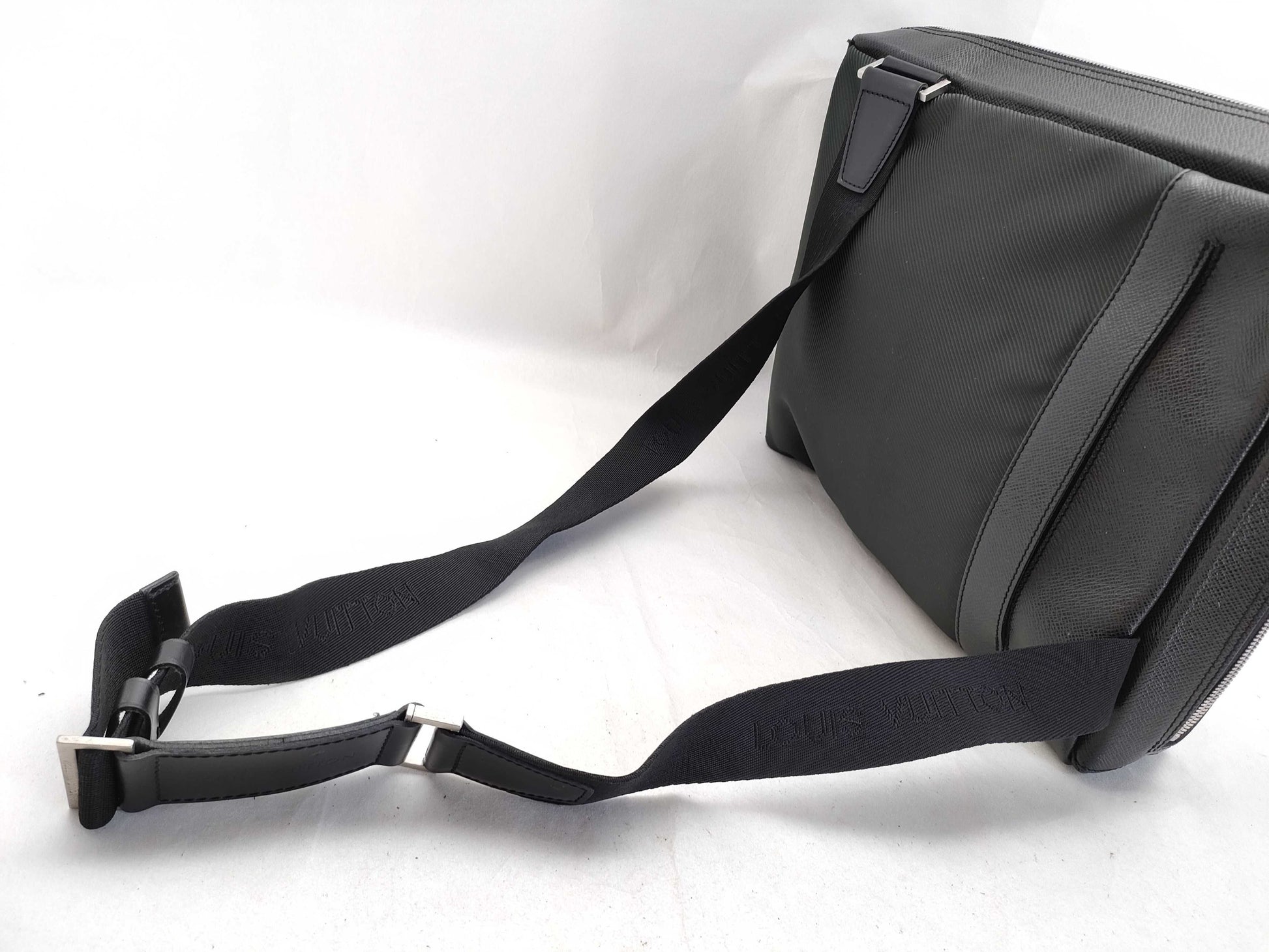 LOUIS VUITTON Taiga Beluga Shoulder Bag
