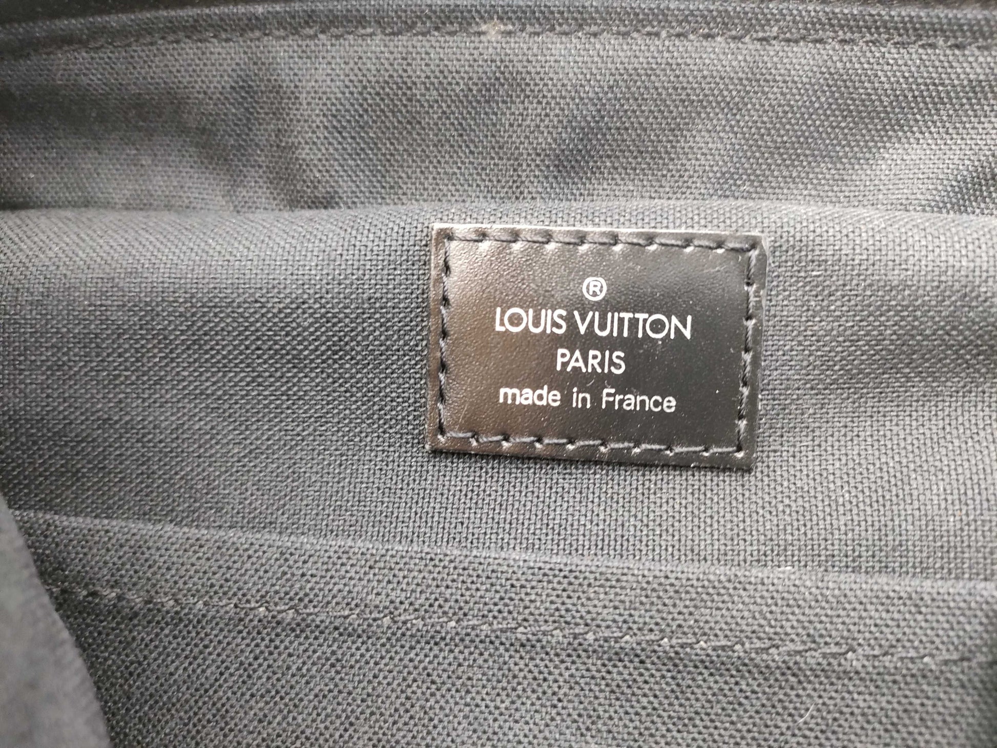 LOUIS VUITTON Taiga Beluga Shoulder Bag