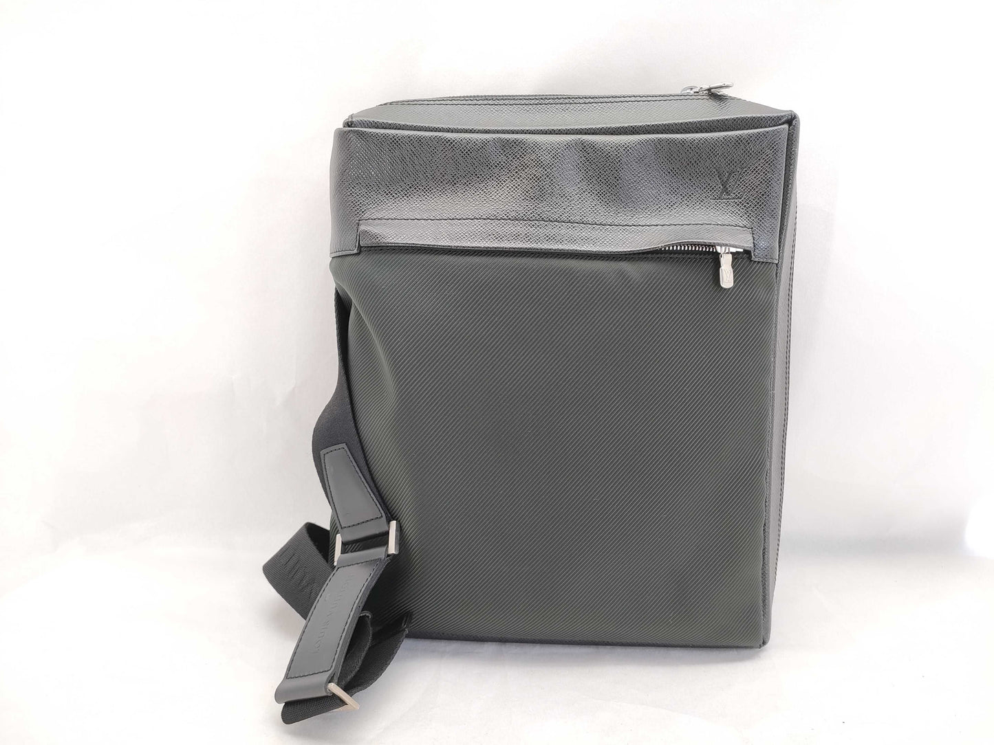 LOUIS VUITTON Taiga Beluga Shoulder Bag
