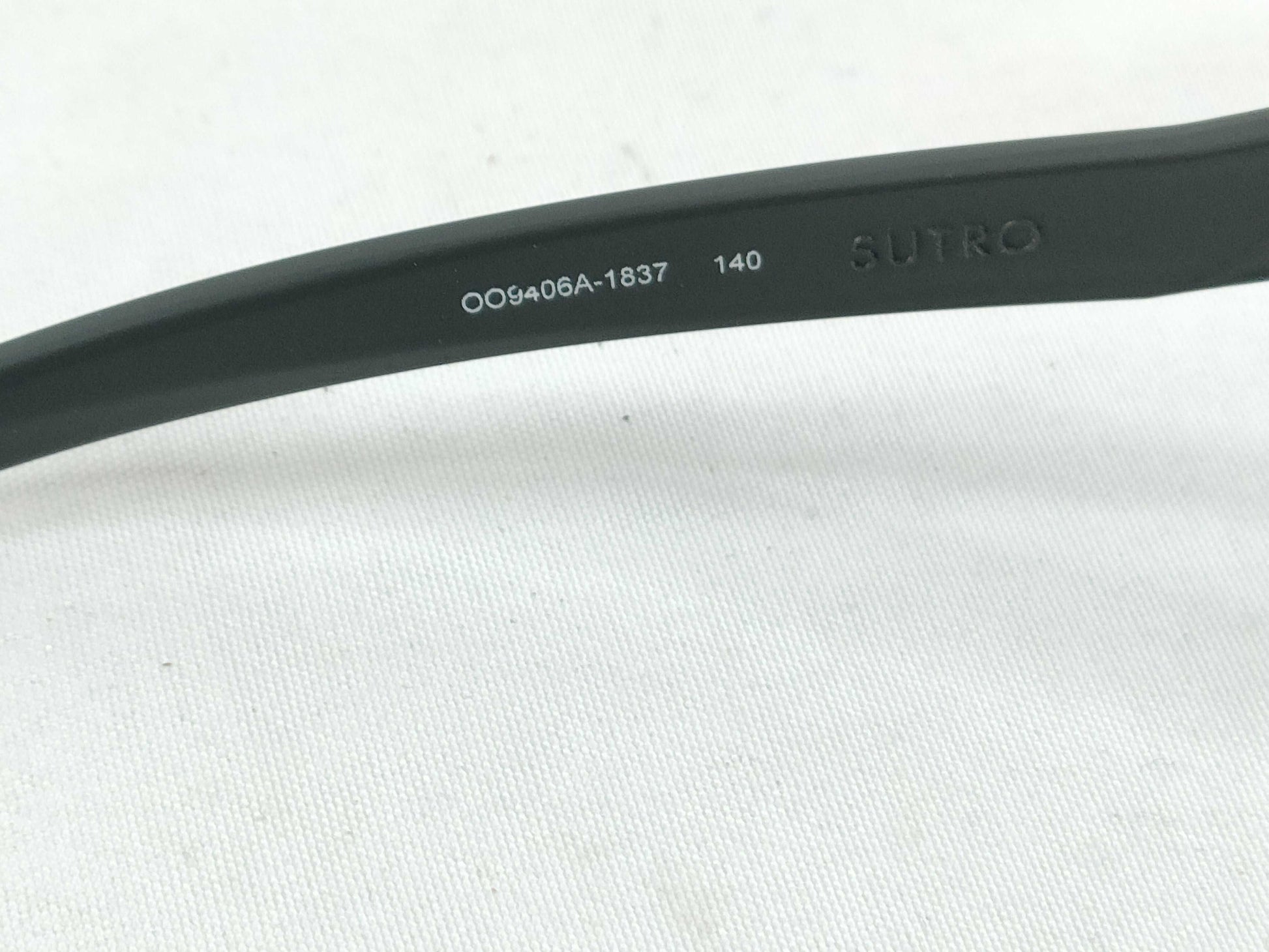  OAKLEY Oakley Sunglasses OO9406A Case Sunglasses and Glasses