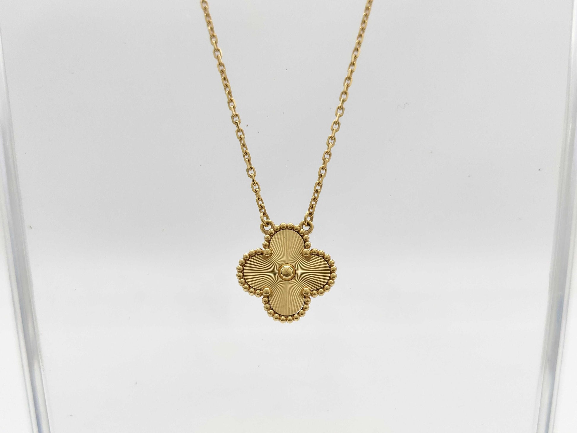 Van Cleef & Arpels Vintage Alhambra Guilloched Necklace in Yellow Gold and Au750, 6.7g 
