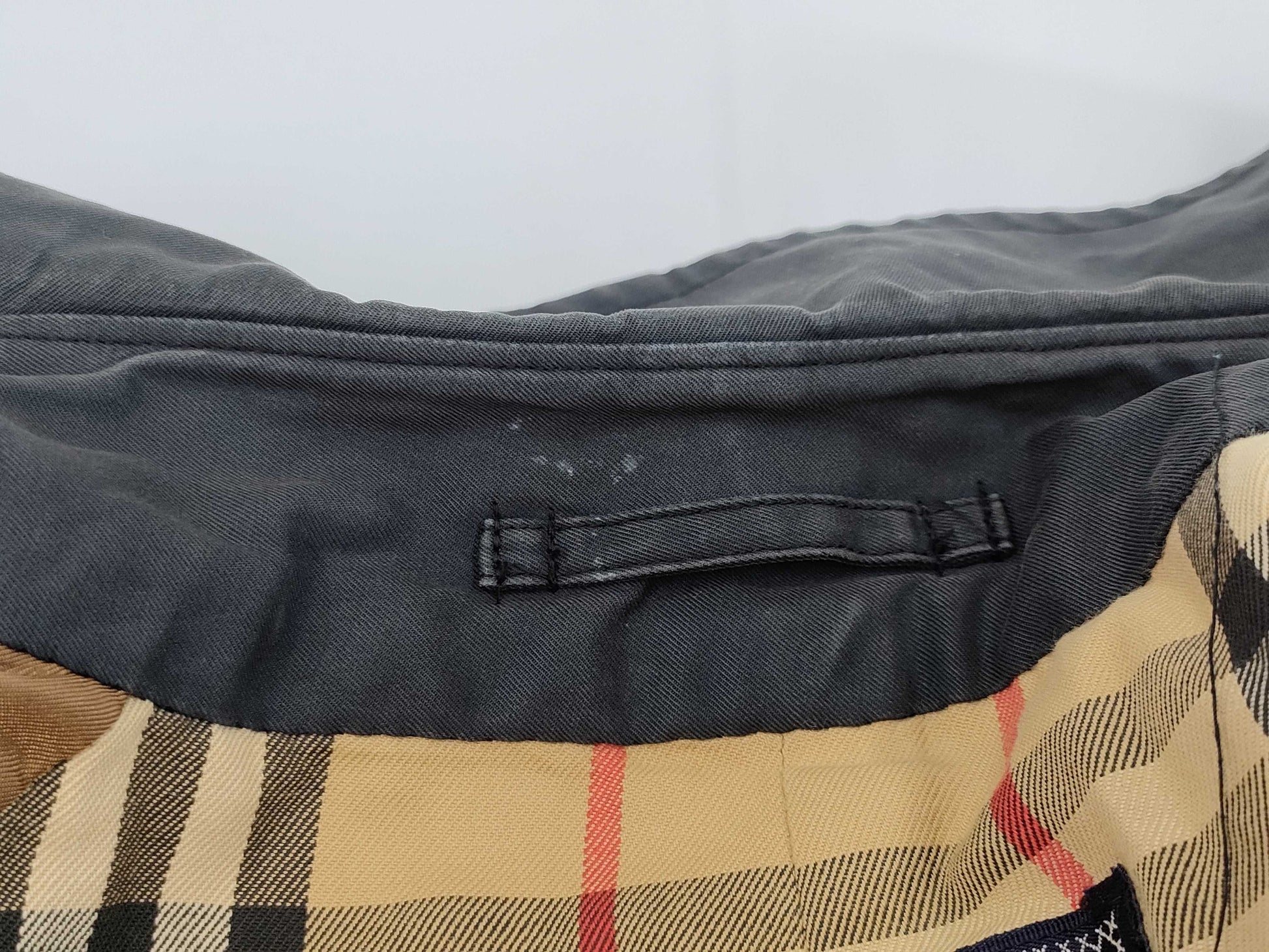 Burberry Trench Coat with Belt, Size M C-TK83 Coat