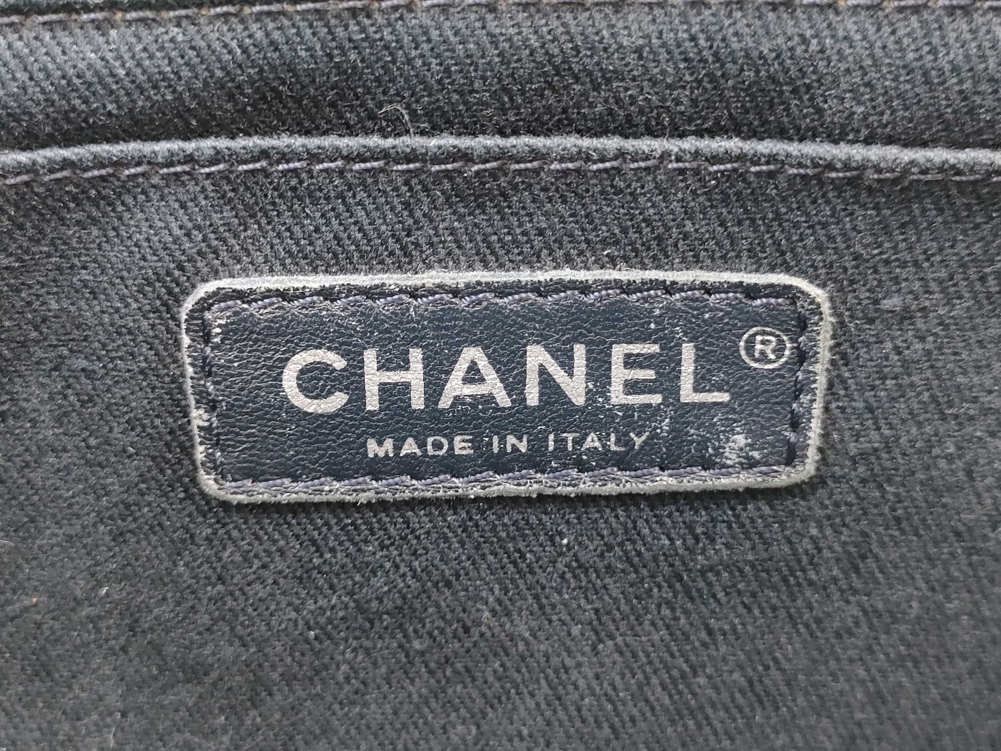 CHANEL Caviar Skin Shoulder Bag with Seal