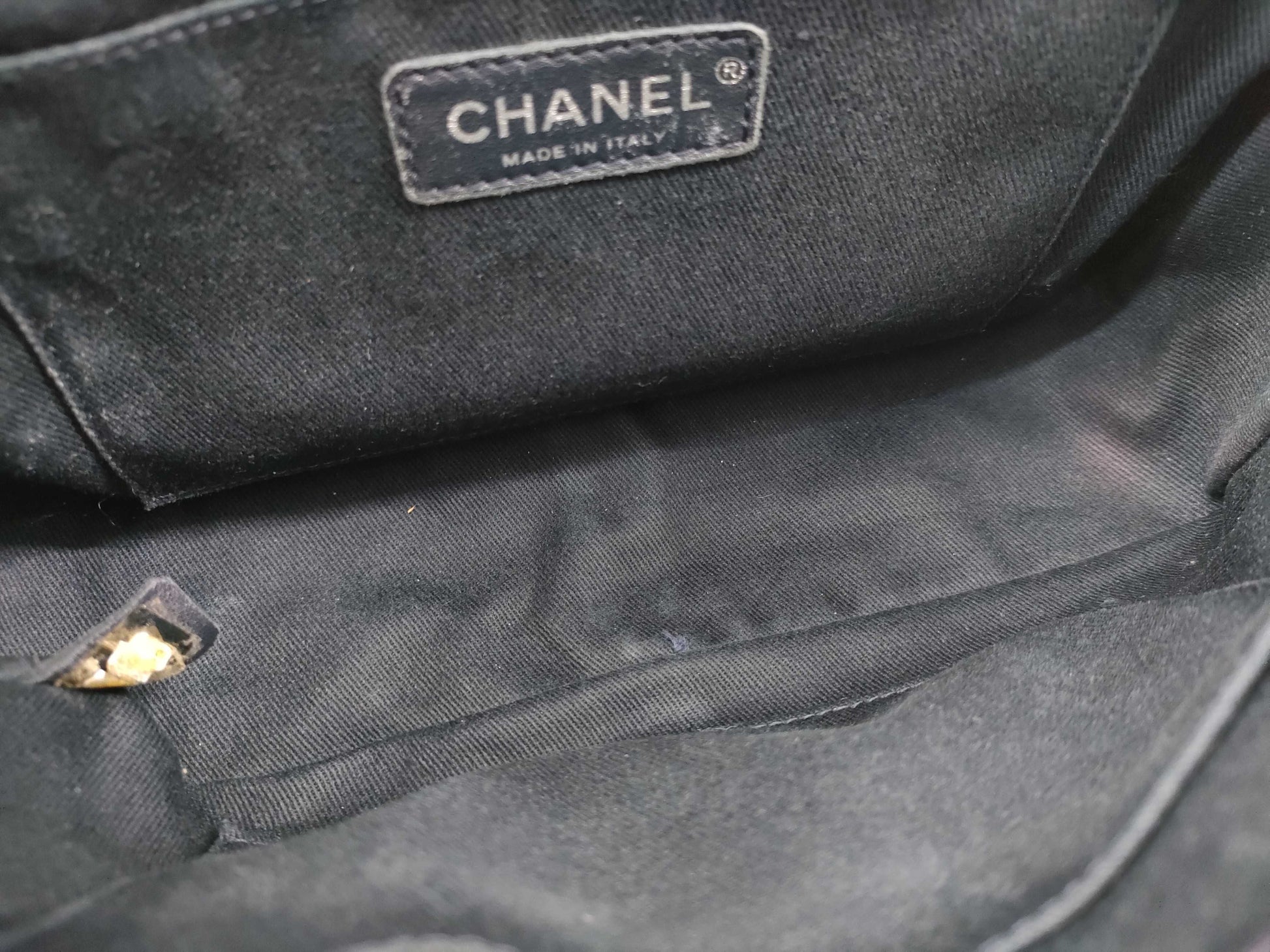 CHANEL Caviar Skin Shoulder Bag with Seal
