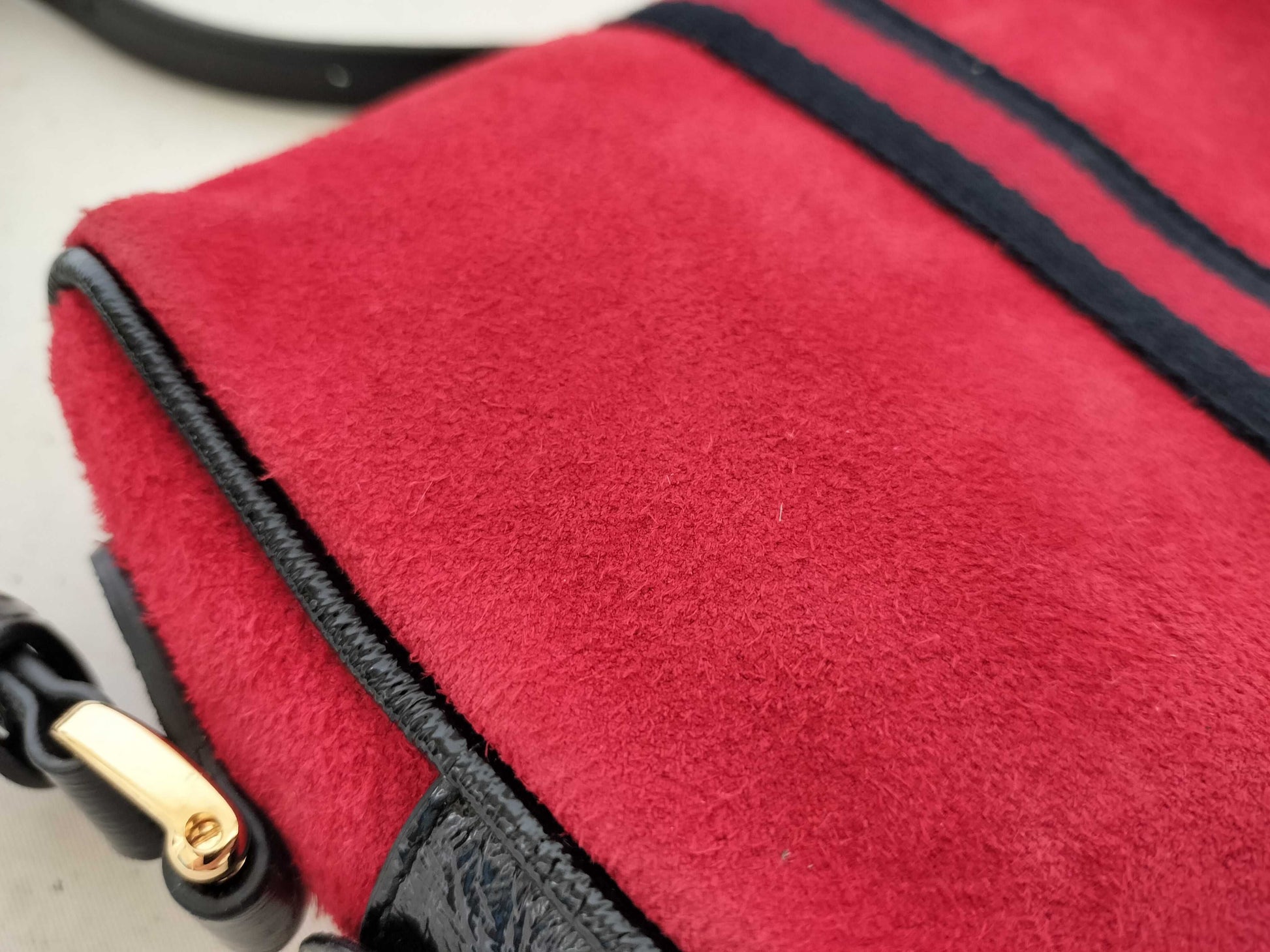 GUCCI GG Supreme Ophidia Suede Shoulder Bag in Red