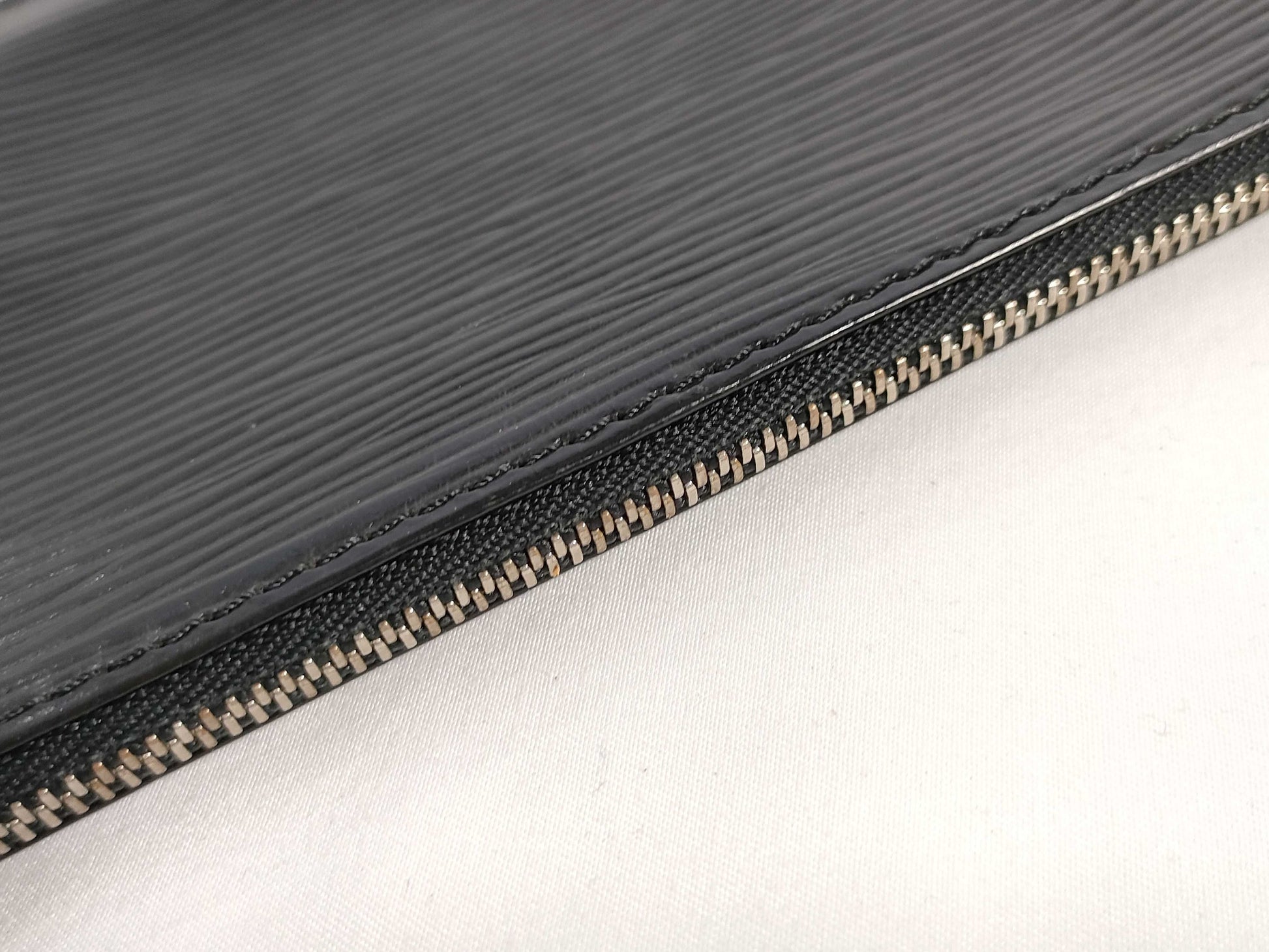 LOUIS VUITTON RFID verification failed, serial number verification failed, Epi Louis Vuitton Epi pouch included, black pouch
