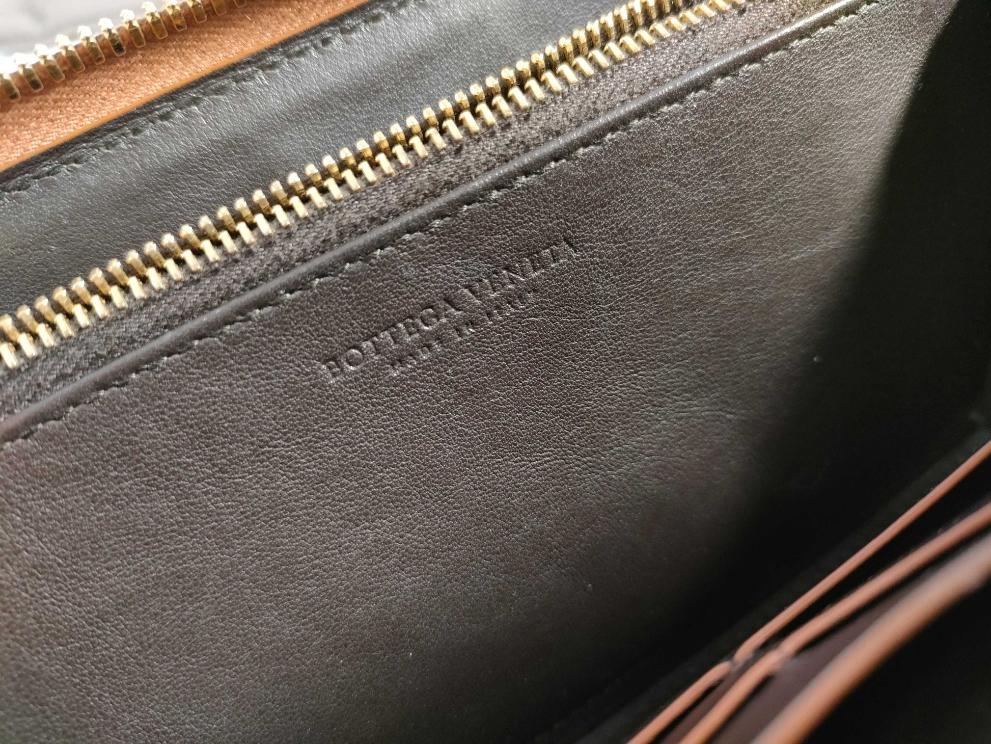 BOTTEGA VENETA Maxi Intrecciato Leather Round Zip Wallet Long Wallet