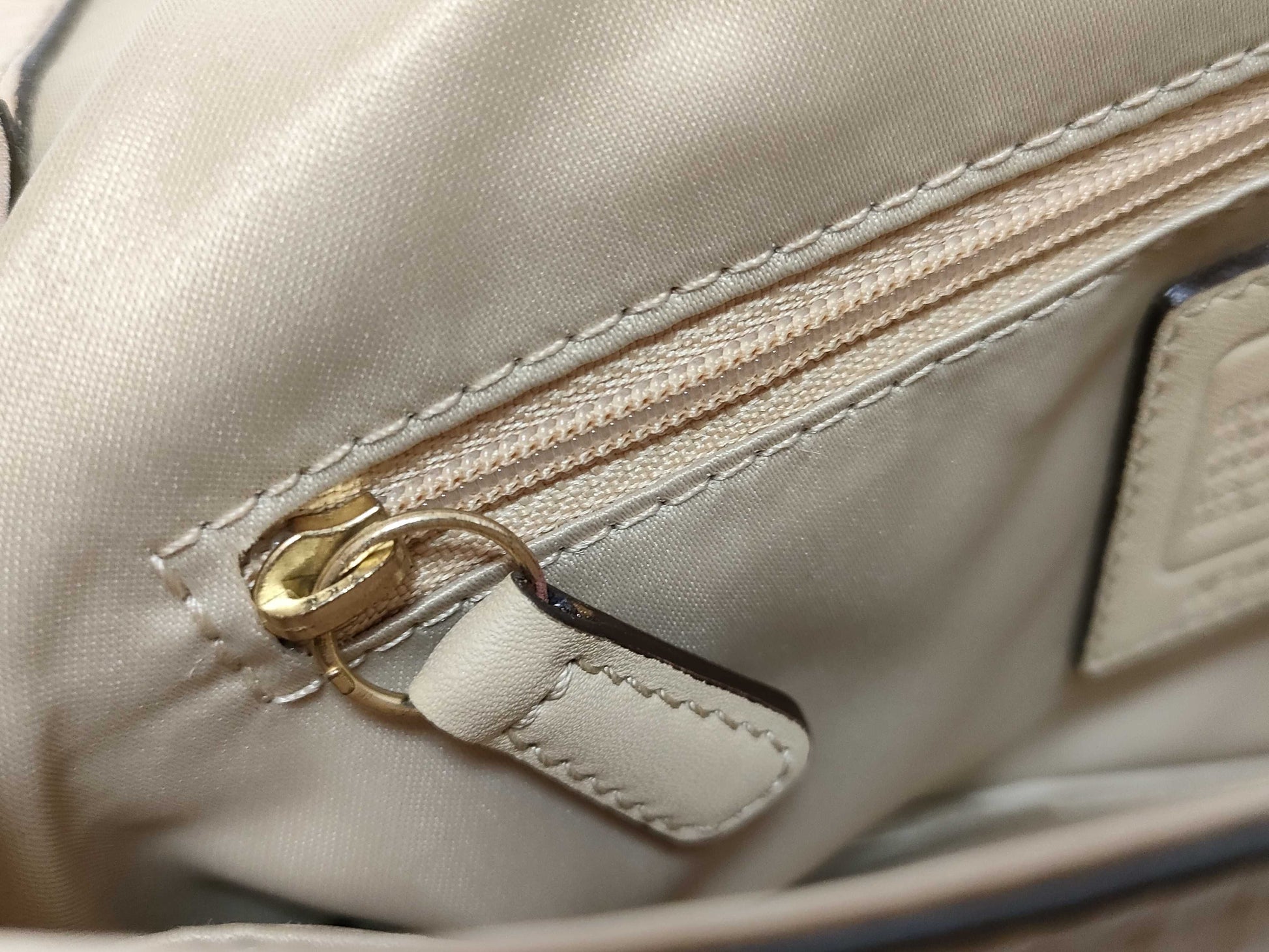 COACH Leather Beige Soho One-Shoulder Shoulder Bag