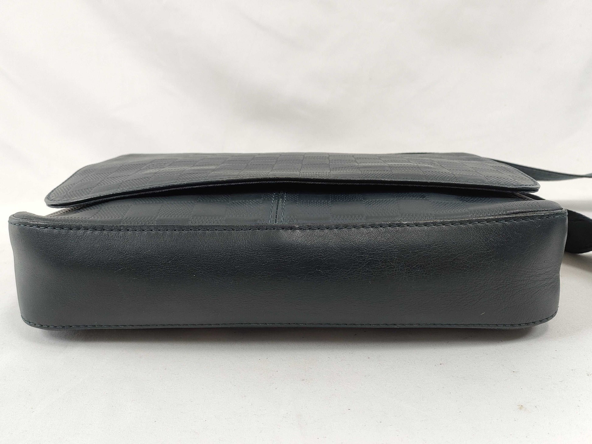 LOUIS VUITTON Damier Infini LOUIS VUITTON Damier Infini District MM N41283 Shoulder Bag Shoulder Bag
