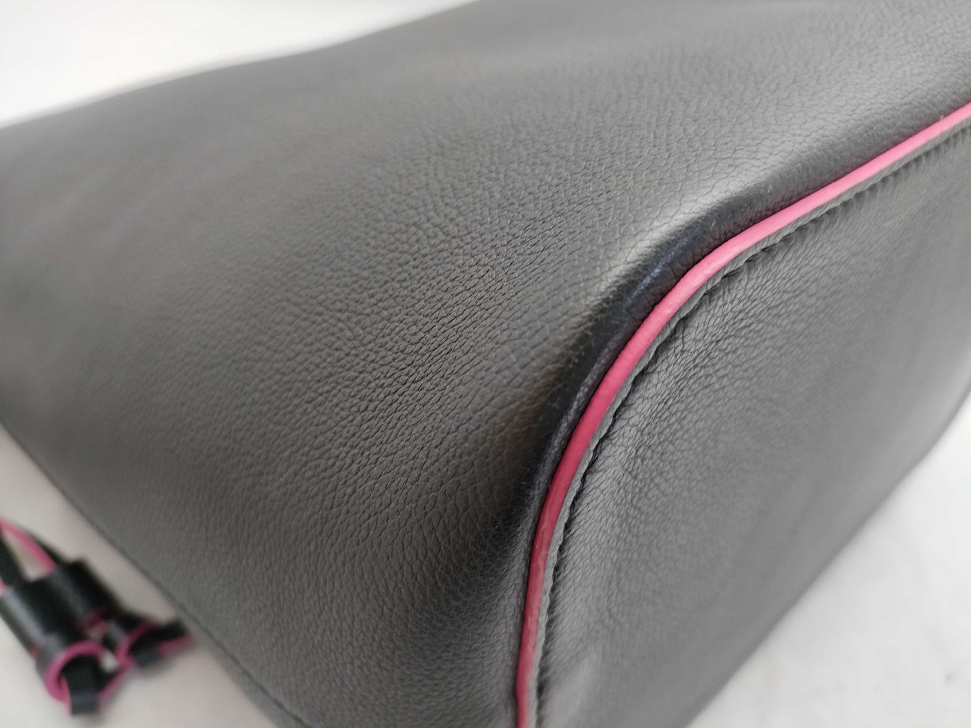 LOUIS VUITTON RFID Verified DU3167 Louis Vuitton LV Logo Lock Me Bucket M54677 DU3167 Black x Pink Shoulder Bag