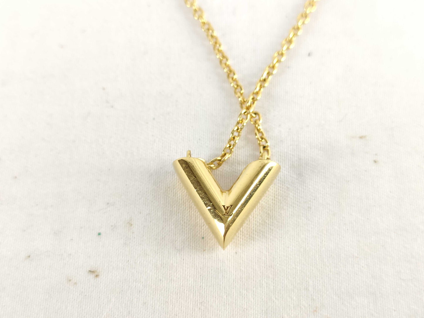 LOUIS VUITTON Essential V Necklace