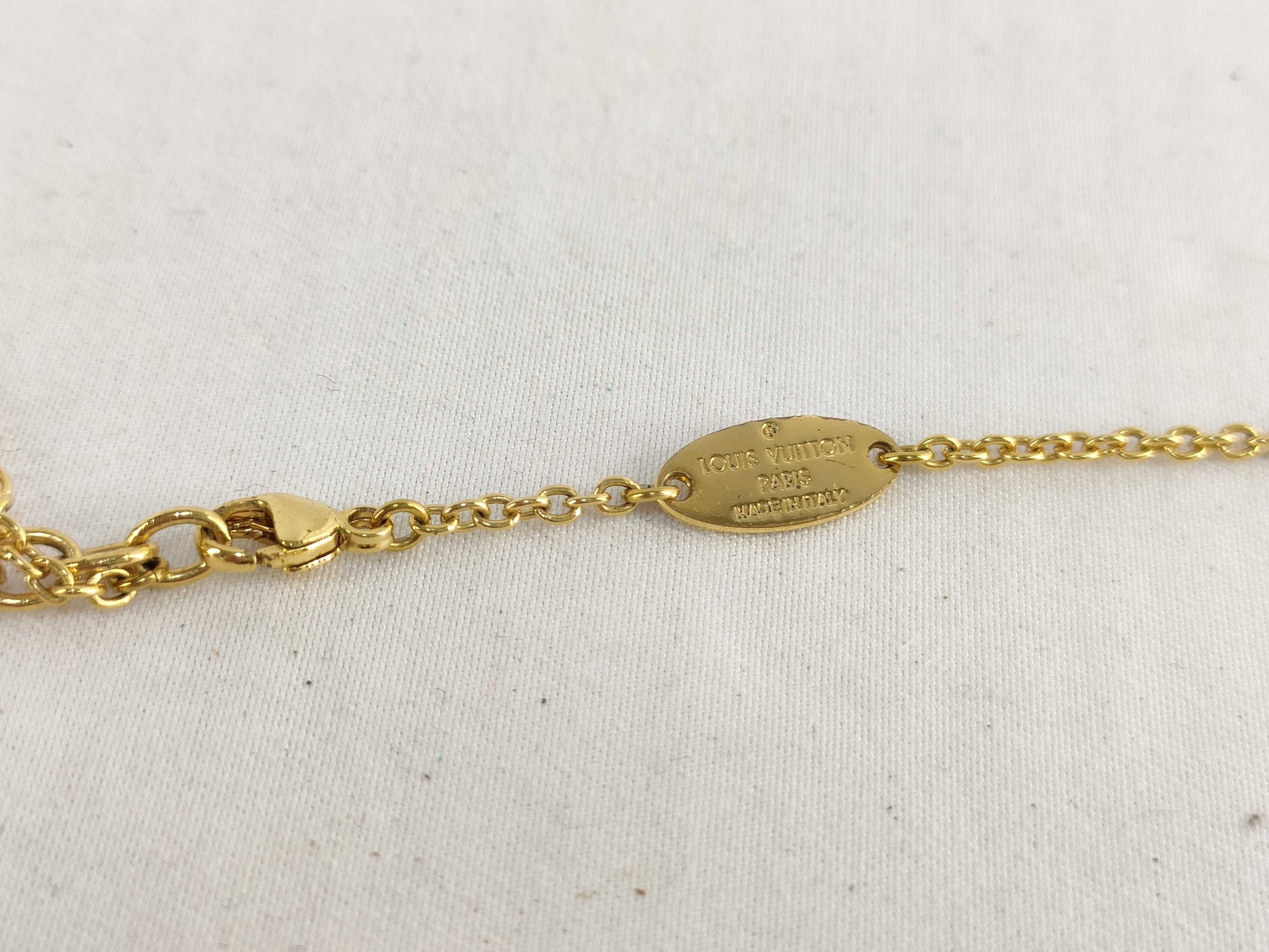 LOUIS VUITTON Essential V Necklace