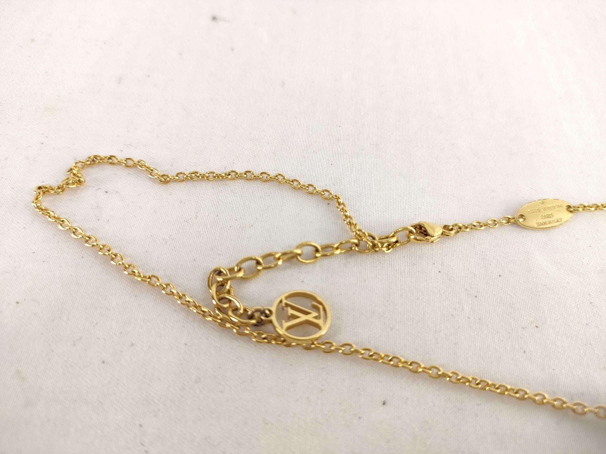 LOUIS VUITTON Essential V Necklace