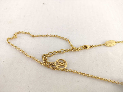 LOUIS VUITTON Essential V Necklace