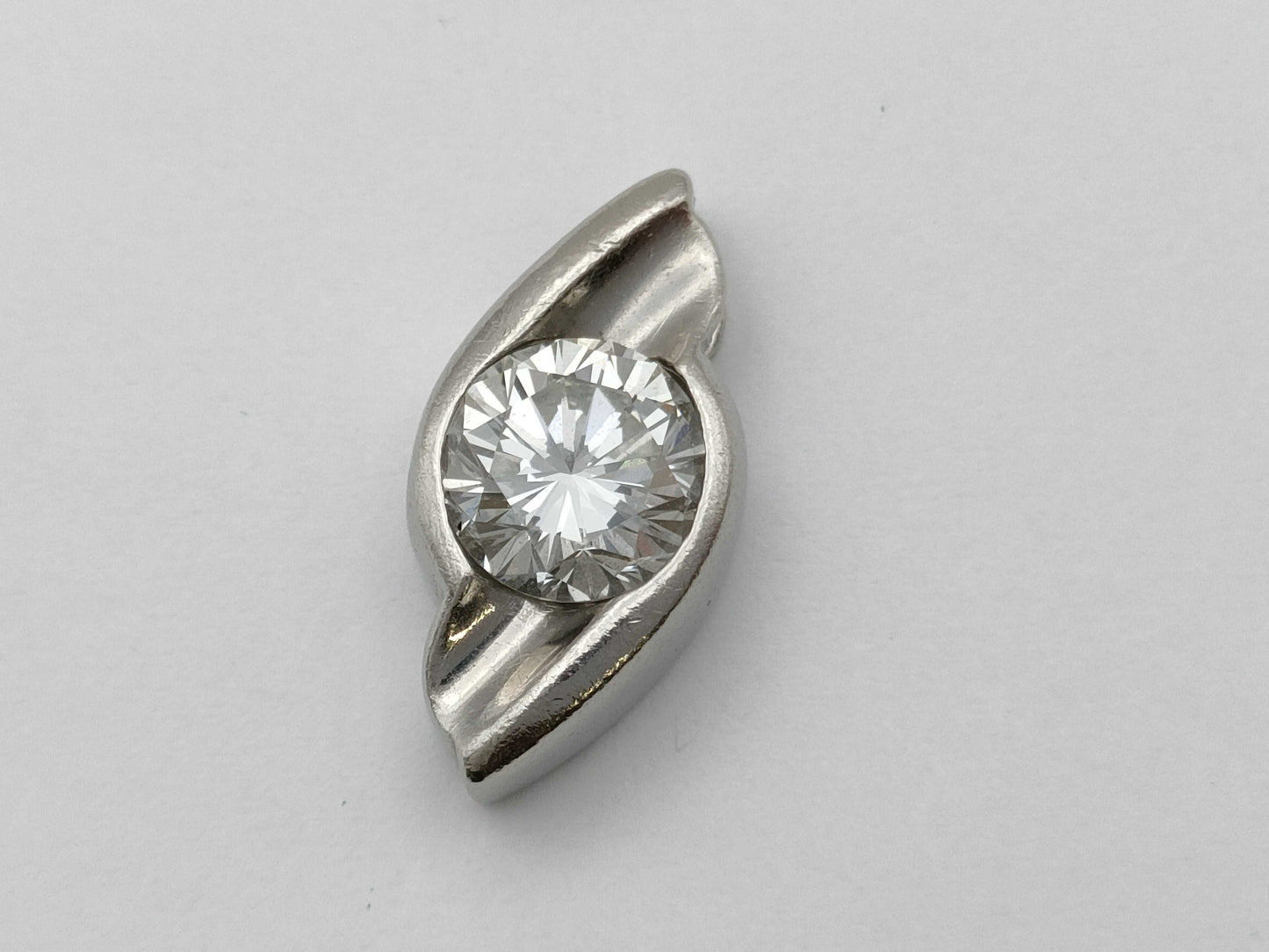 D1.01ct PT900 4.0g Pendant Top 
