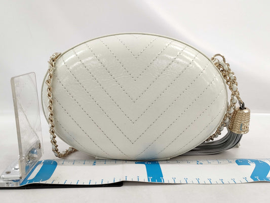 (10305_0005) CHANEL CHANEL La Pausa V-Stitch Chain Shoulder Bag in White with Gold Hardware and Calfskin Leather, 27146069