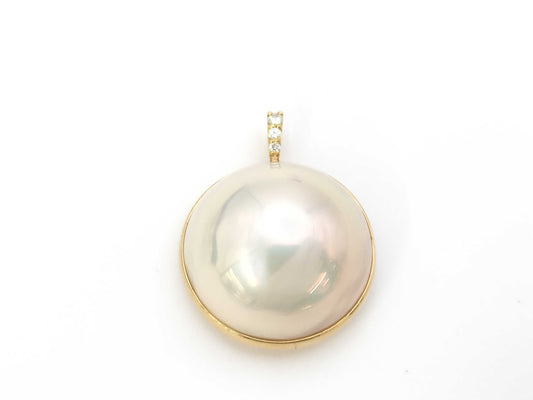 Mabe pearl pendant, approximately 18.1mm diameter, 0.03ct, 18K gold, 4.5g 