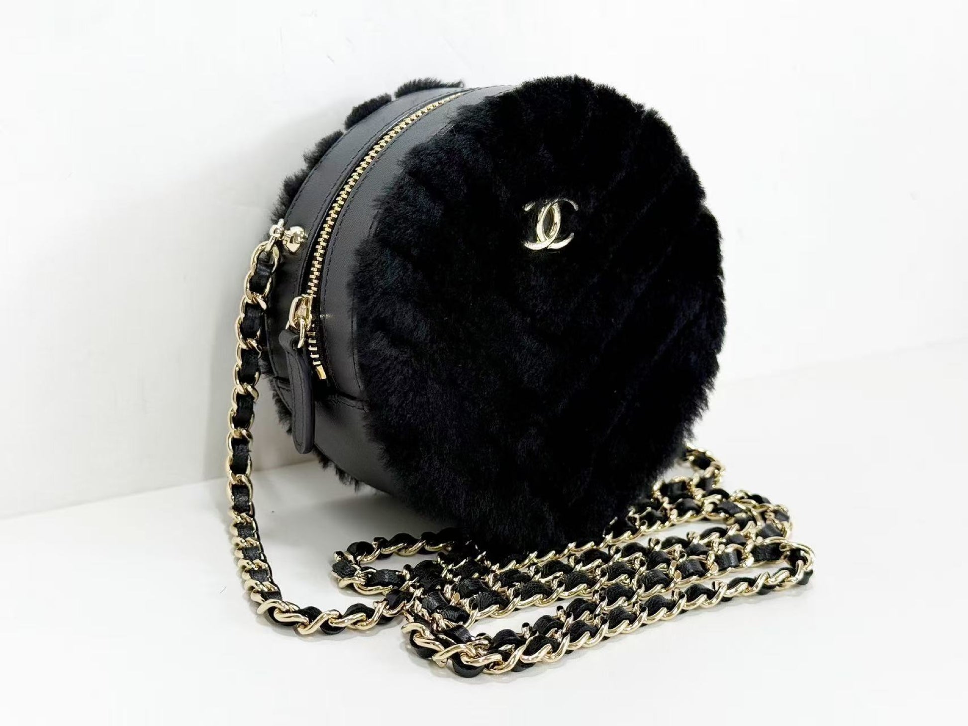 CHANEL Black Fur and Leather Round Pouch, 12cm Wide, Approximately 28 Series [Includes Dust Bag and Sticker], Gold Hardware, Shoulder Bag, 28970939