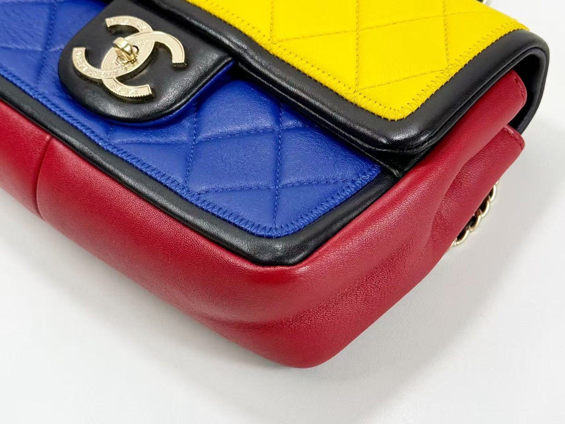 CHANEL Mini Matelasse Shoulder Bag, 20cm Wide, Tricolor, Double Chain, 18th Series, Vintage G Hardware, Seal Included, 18028601