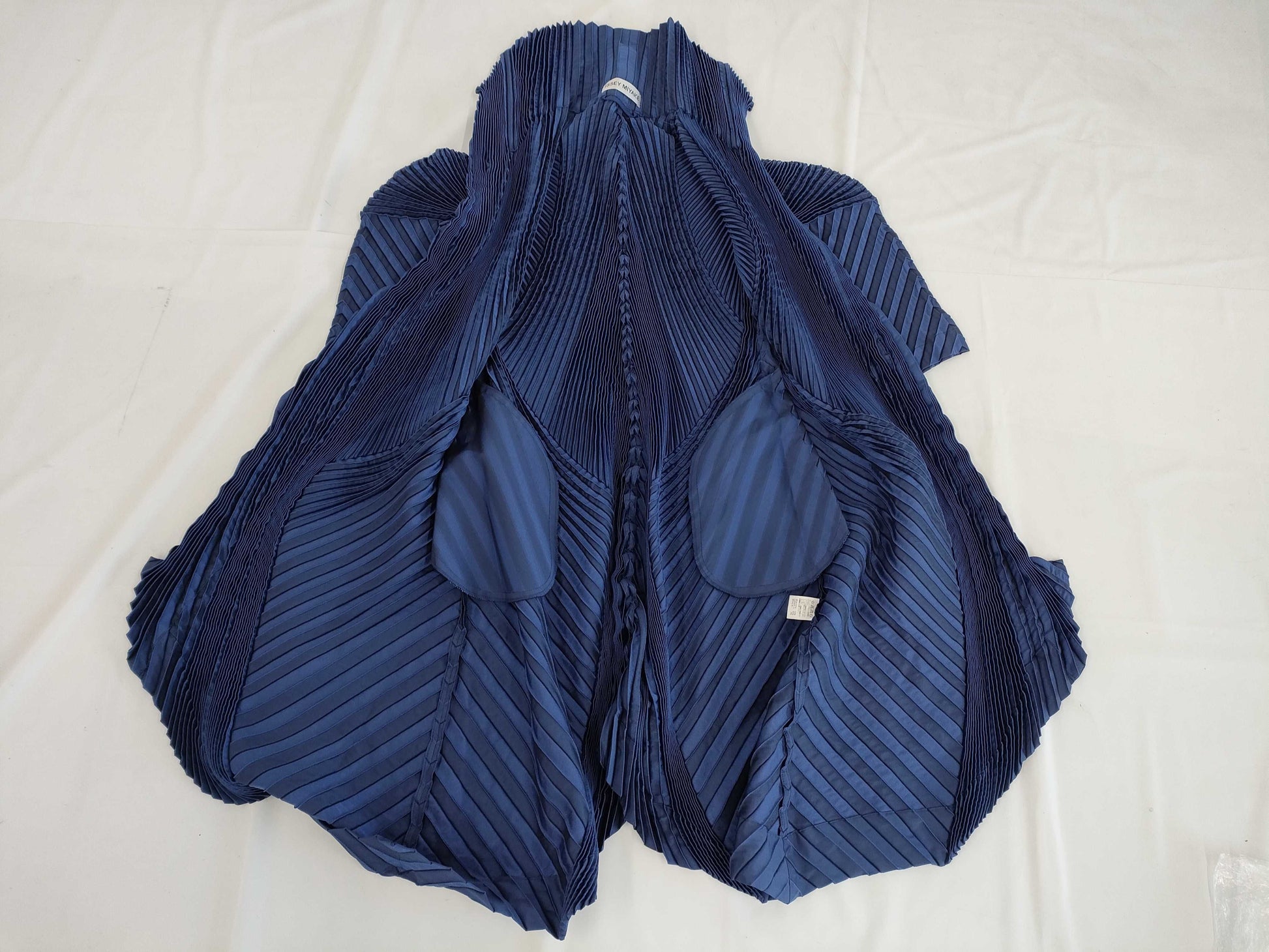 ISSEY MIYAKE 6759 ISSEY MIYAKE 2015 Collection Line Coat Beehive Coat