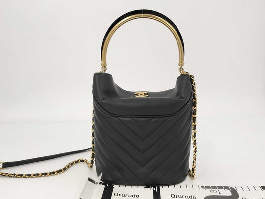 CHANEL Matelasse Chevron V-Stitch Shoulder Bag