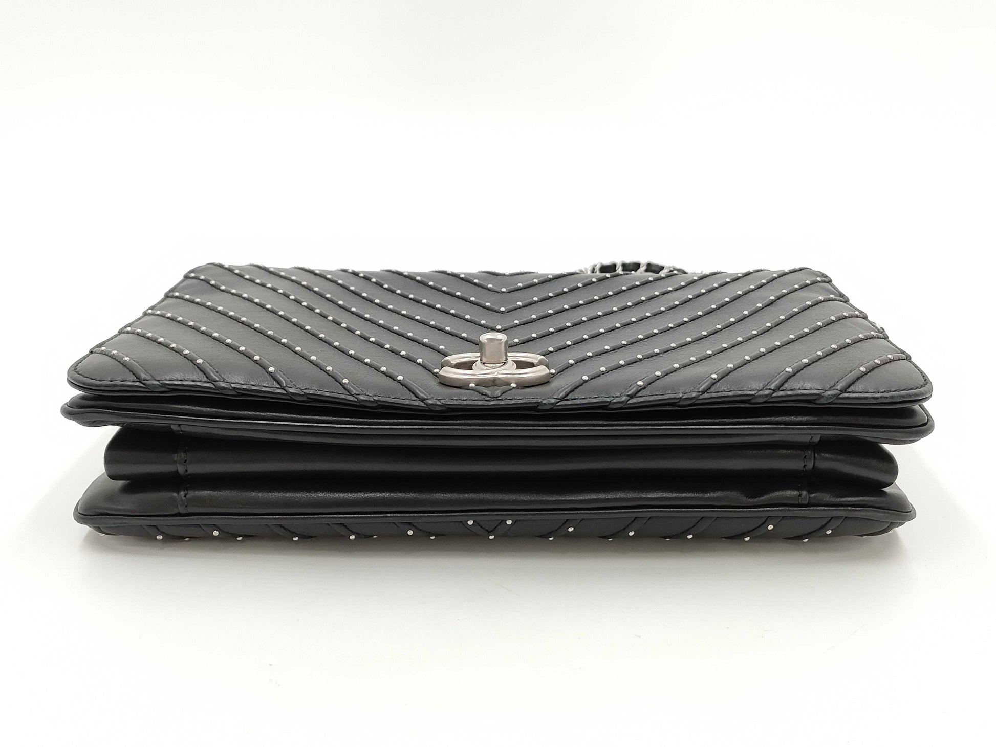 CHANEL CHANEL Chevron Chain Shoulder Bag in Calfskin with Silver Hardware