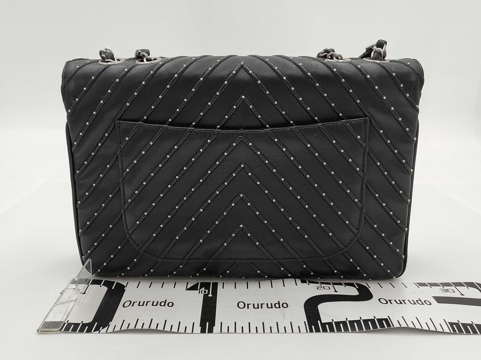 CHANEL CHANEL Chevron Chain Shoulder Bag in Calfskin with Silver Hardware