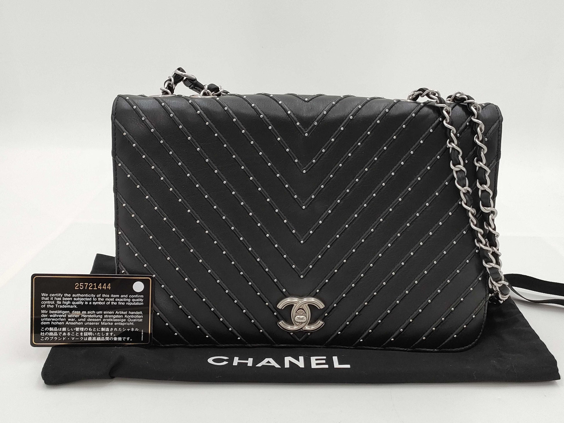 CHANEL CHANEL Chevron Chain Shoulder Bag in Calfskin with Silver Hardware