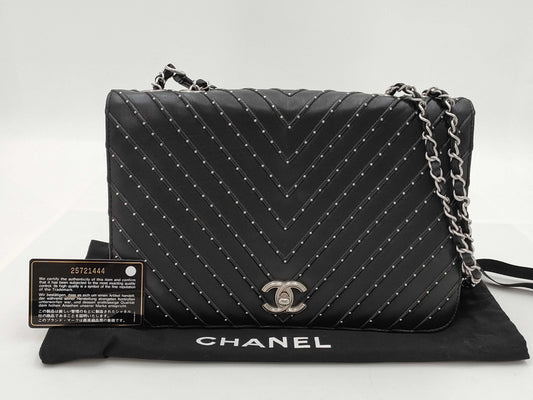 CHANEL CHANEL Chevron Chain Shoulder Bag in Calfskin with Silver Hardware