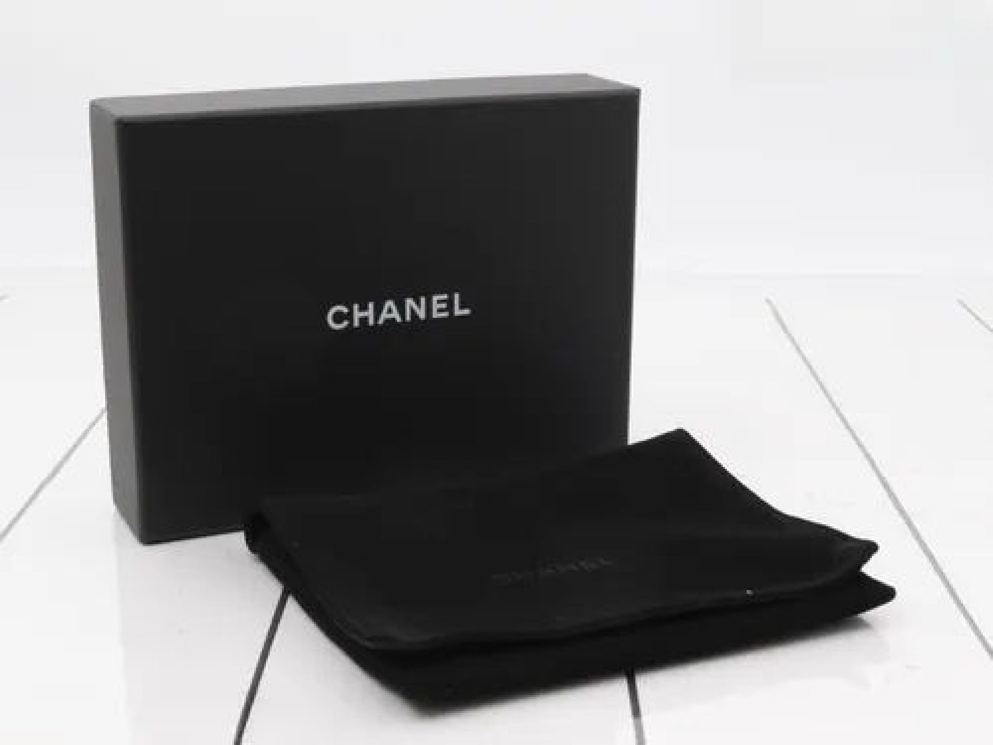 CHANEL White Patent Goatskin Makeup Box Clutch with Chain Shoulder Bag