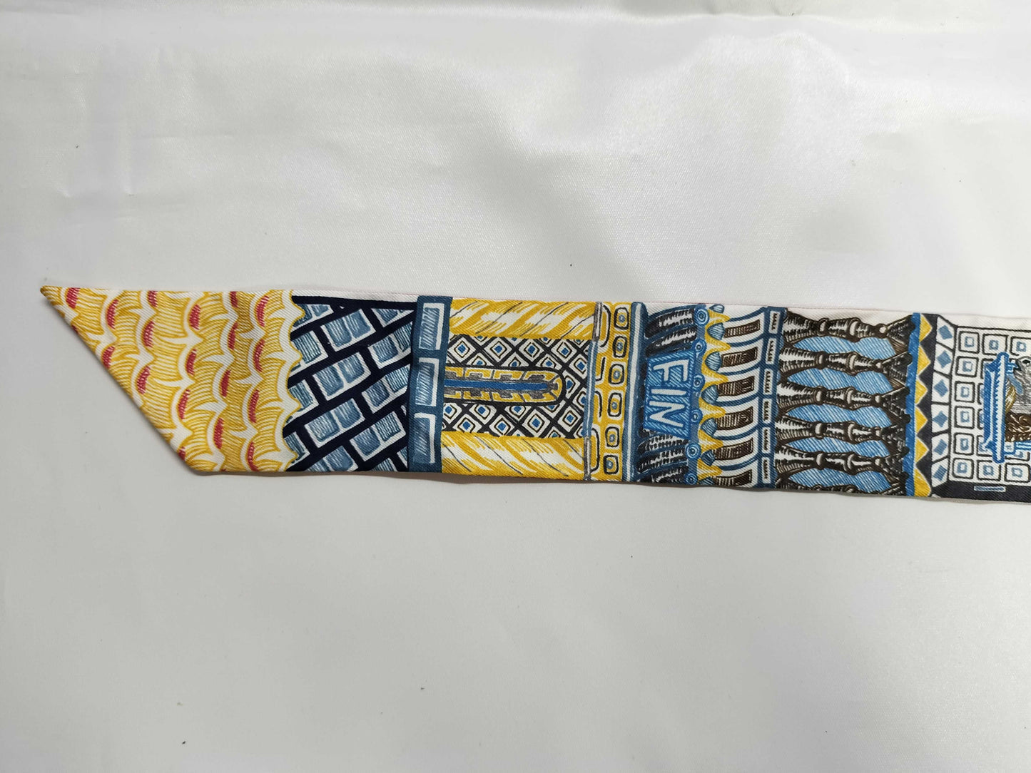 (10462_0096) HERMES Twiley Hermes Twely Super Silk Quest Super Silk Quest Blue x Beige Dress x Brown Scarf