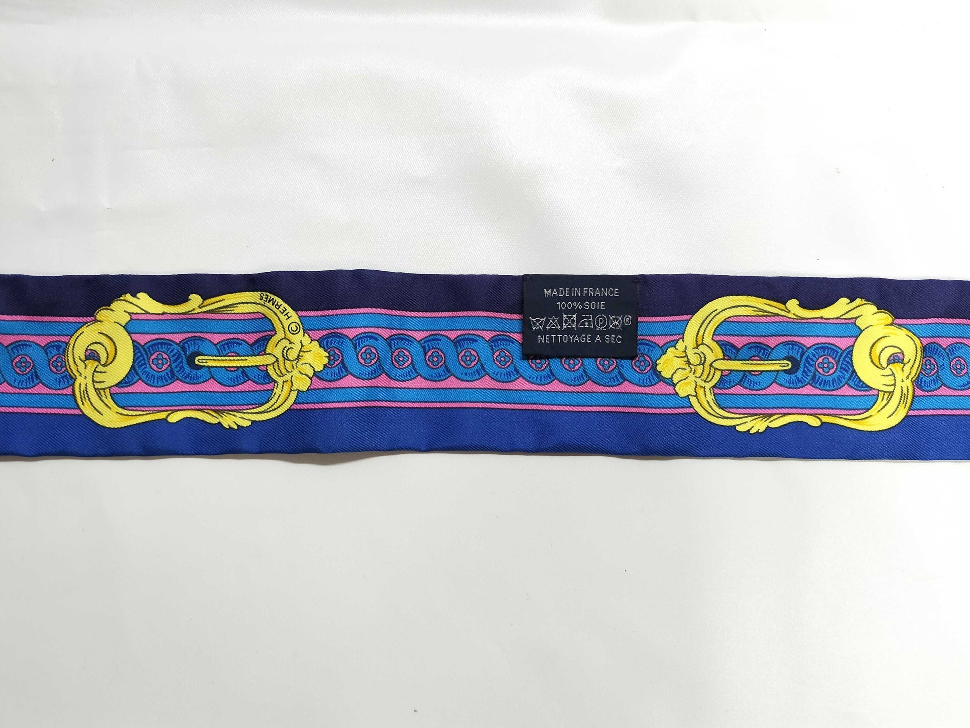 (10462_0056) HERMES Twiley Hermes Twiley BRIDE DE COUR Court Le Blue Indigo/Rose Viff/Gold Scarf
