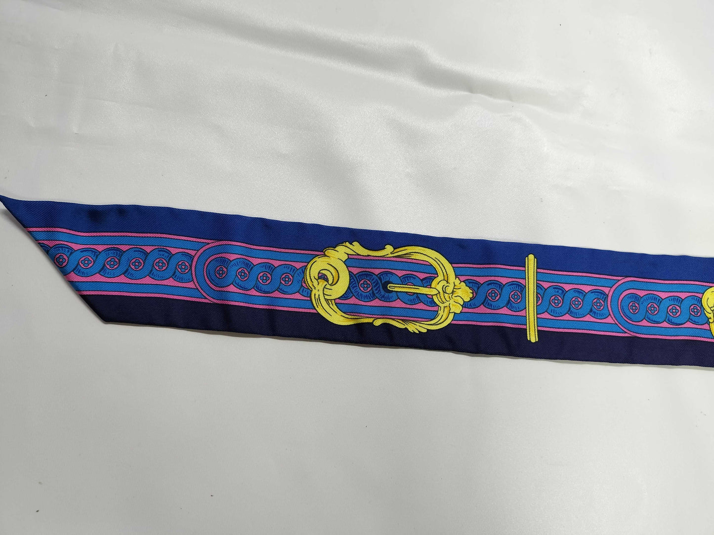 (10462_0056) HERMES Twiley Hermes Twiley BRIDE DE COUR Court Le Blue Indigo/Rose Viff/Gold Scarf