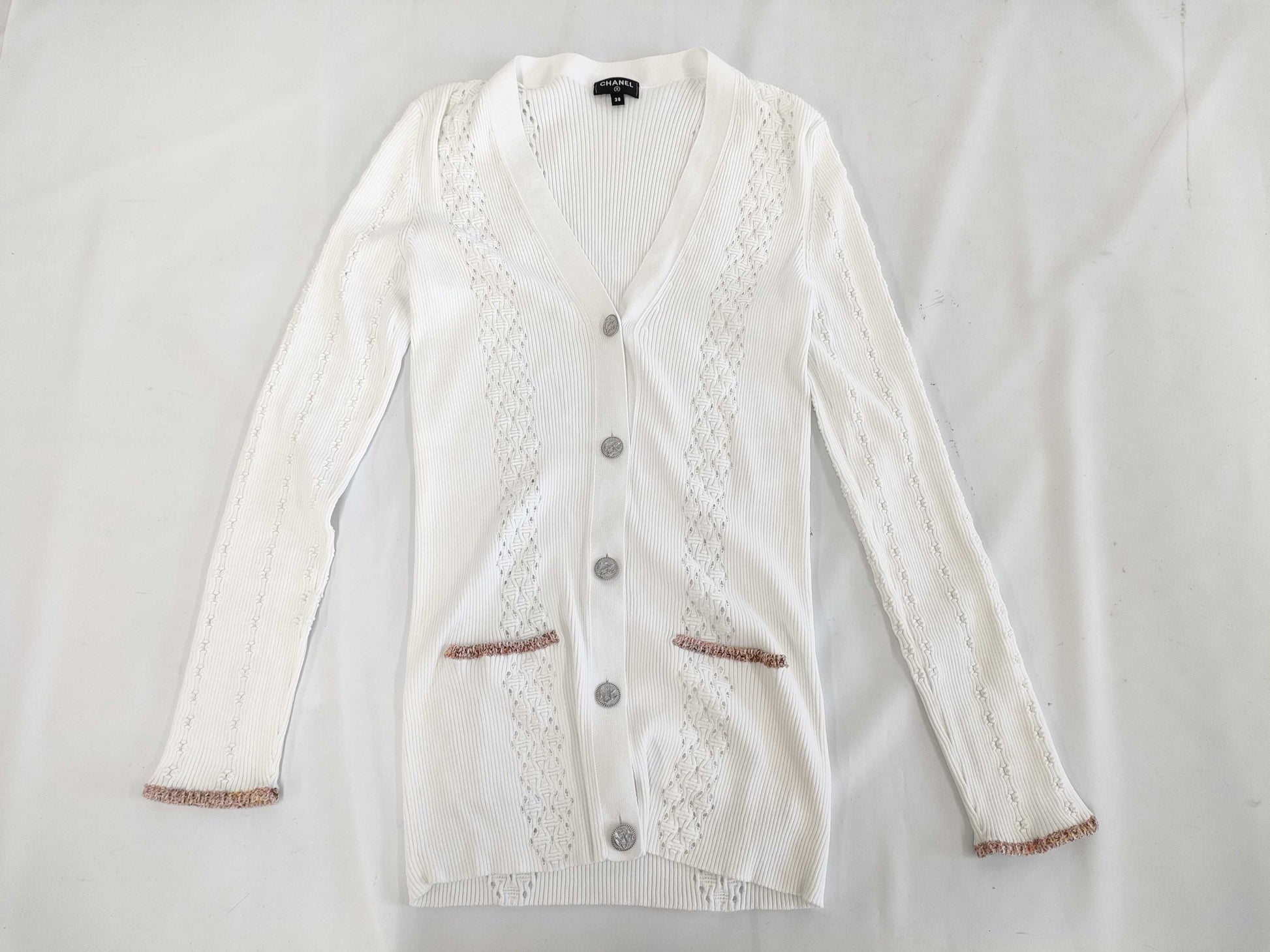 (10462_0109) CHANEL CHANEL White Knitted Cardigan Spare Yarn Button Size 38 Cardigan