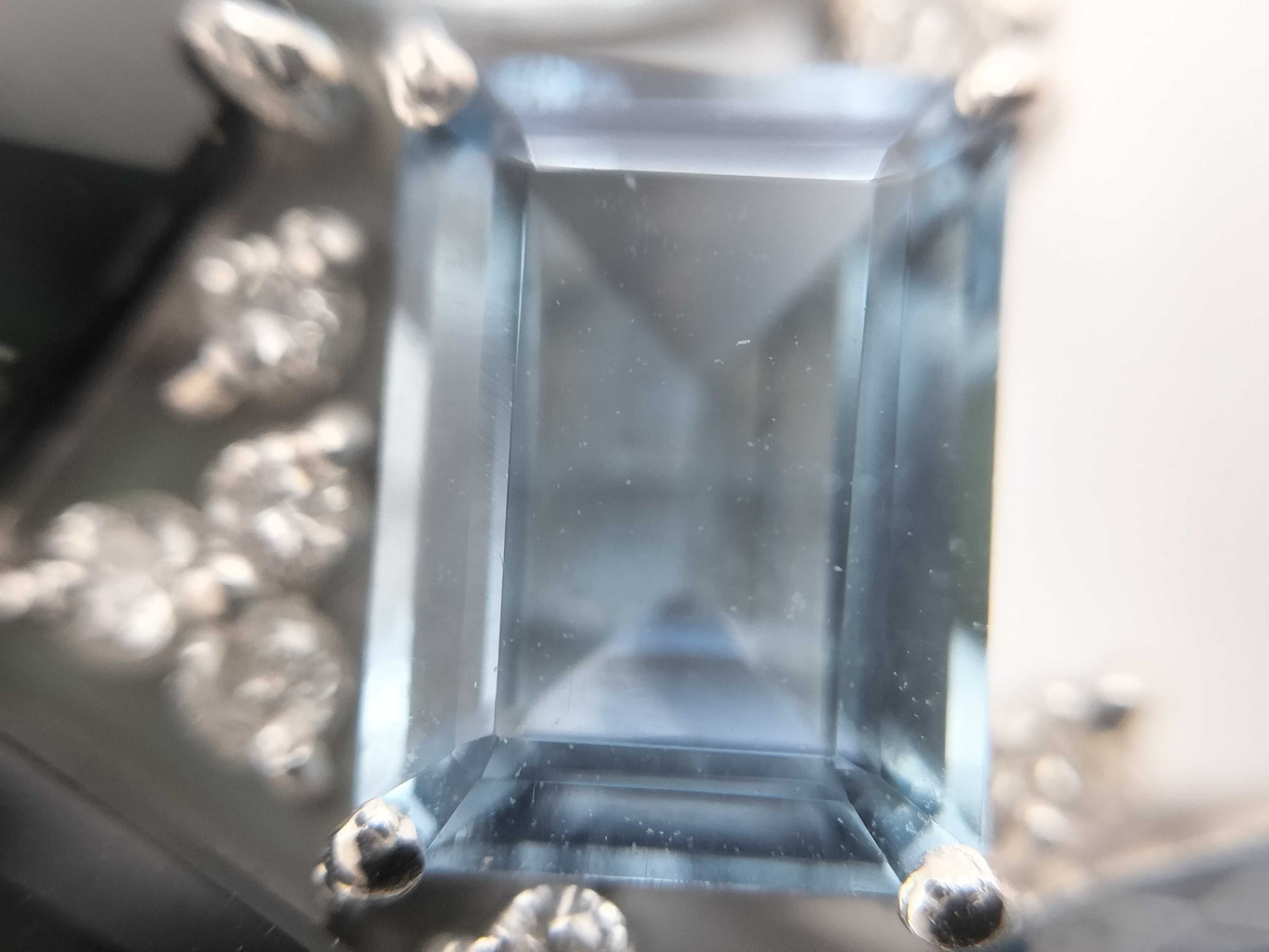Total length 16.20ct, average diameter 8.20ct, depth 0.30ct, PT900, 18.5g, pendant top 