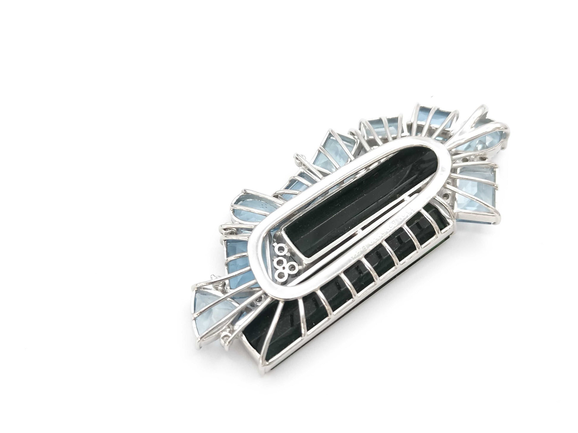 Total length 16.20ct, average diameter 8.20ct, depth 0.30ct, PT900, 18.5g, pendant top 