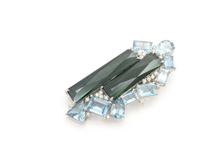 Total length 16.20ct, average diameter 8.20ct, depth 0.30ct, PT900, 18.5g, pendant top 