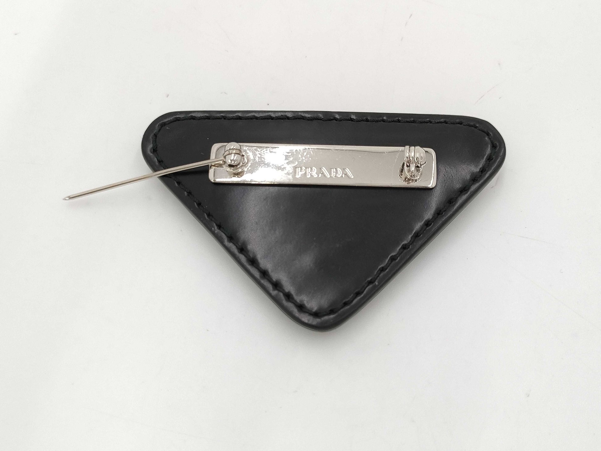 (10461_0152) PRADA PRADA Triangle Brooch Triangle Plate Brooch