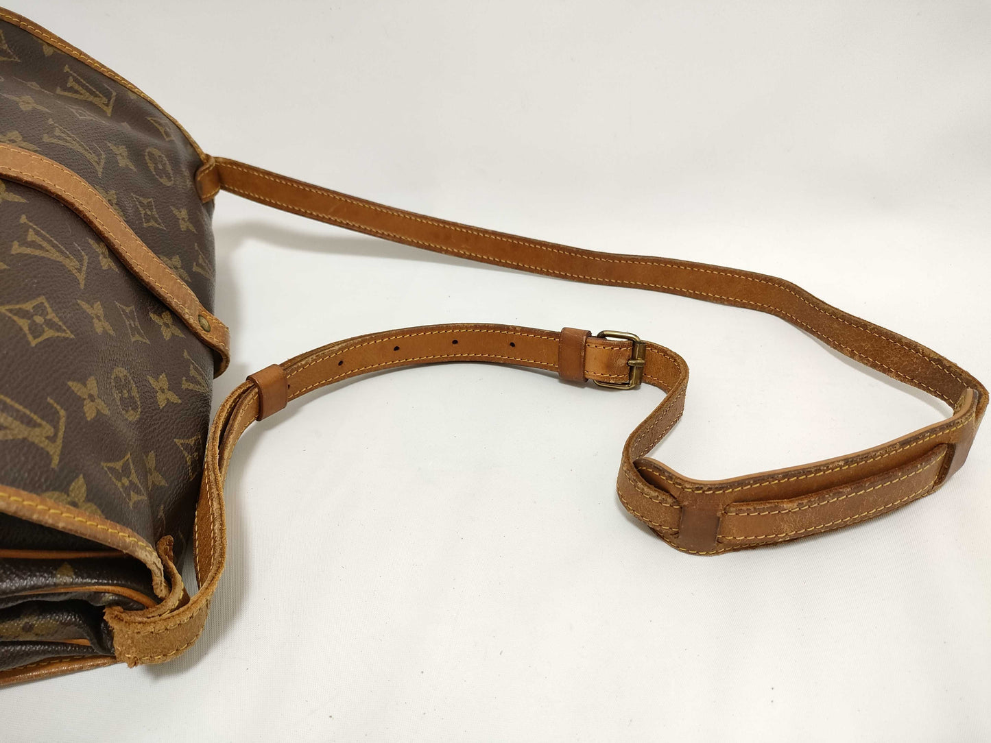 LOUIS VUITTON Monogram TH - Louis Vuitton M42256 VI0922 Saumur 30 Monogram Shoulder Bag