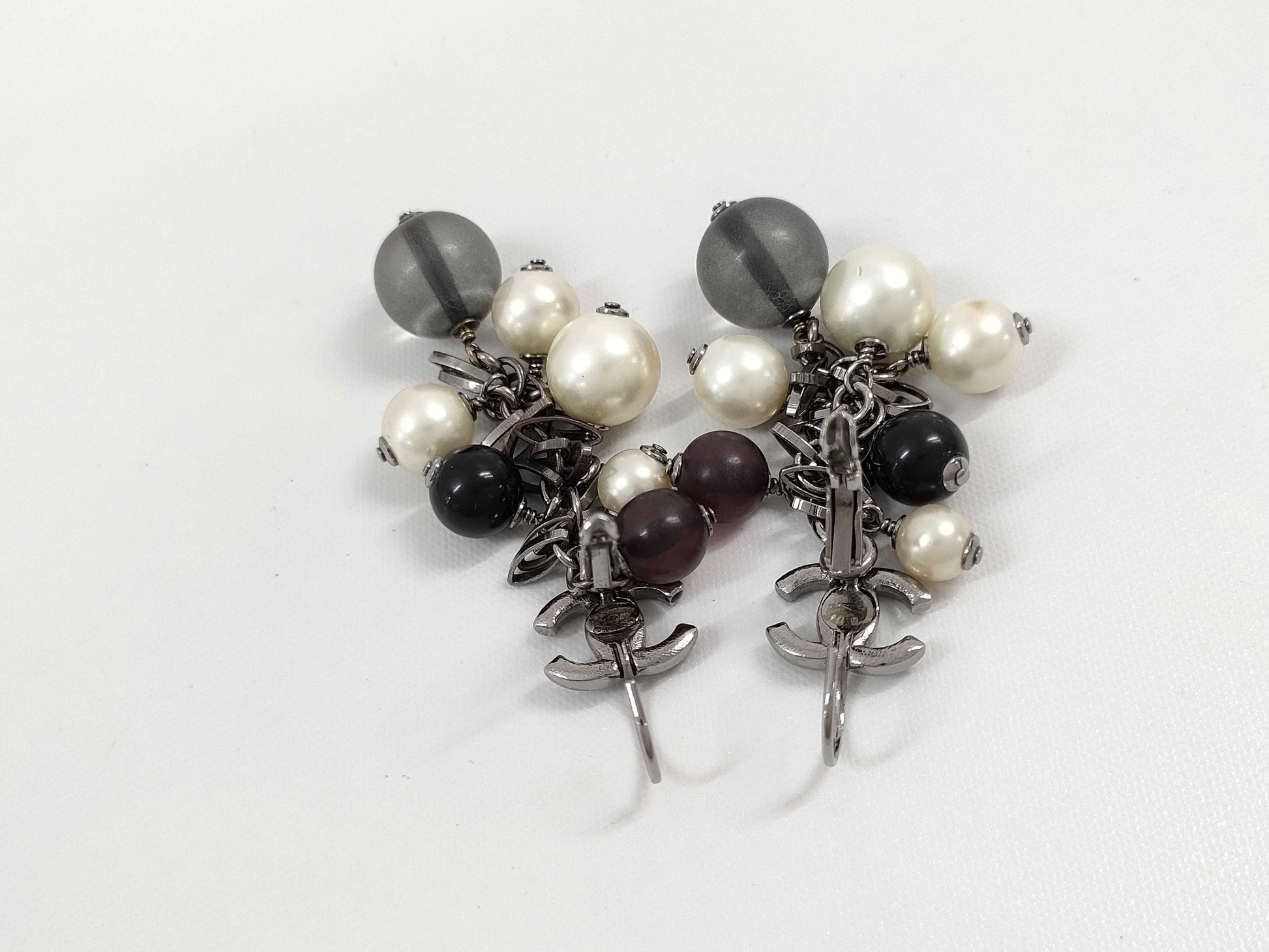CHANEL 07A Pearl Swing SP Earrings
