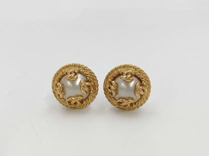 CHANEL 95A Pearl Earrings