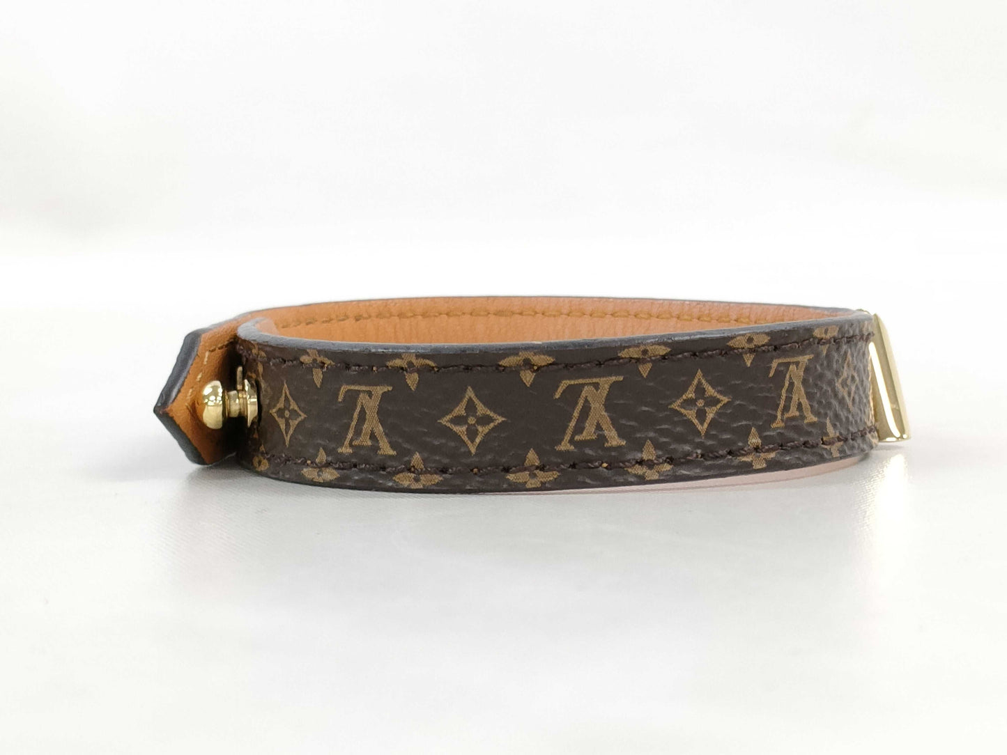 LOUIS VUITTON Monogram Essential V Leather Bracelet M6042