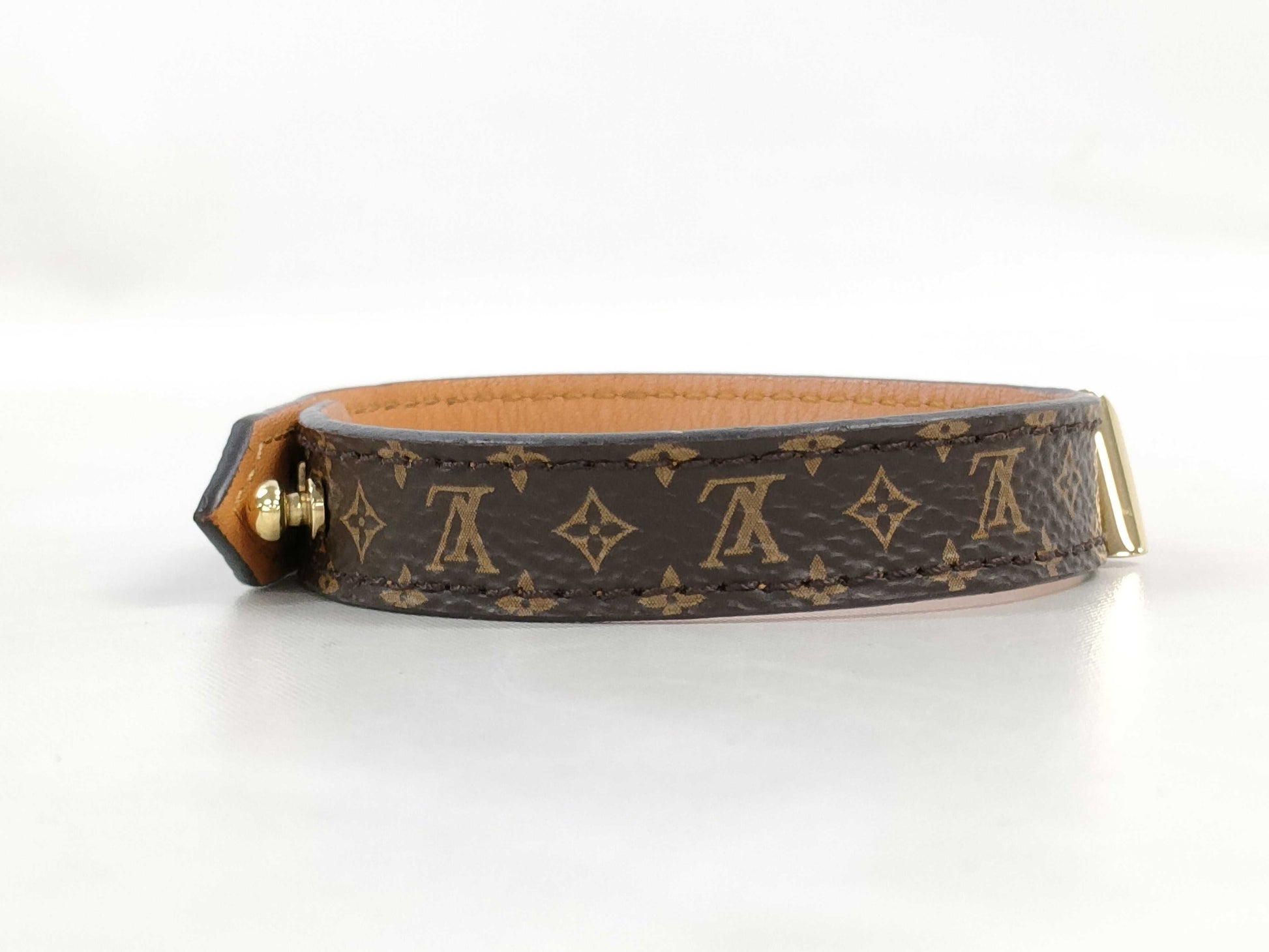LOUIS VUITTON Monogram Essential V Leather Bracelet M6042
