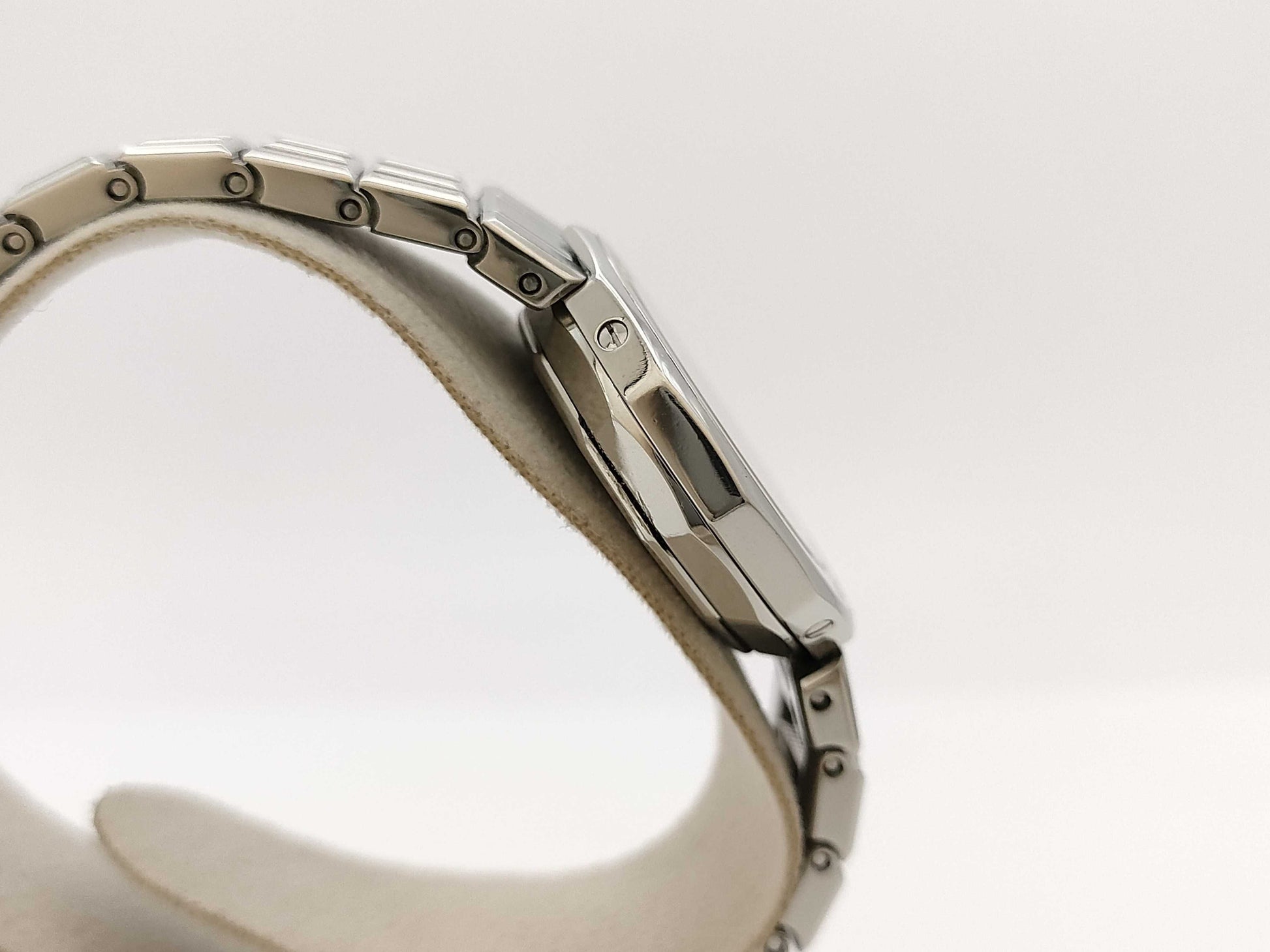 CORUM 39.610.20 V-50 458891 Quartz Women's Watch