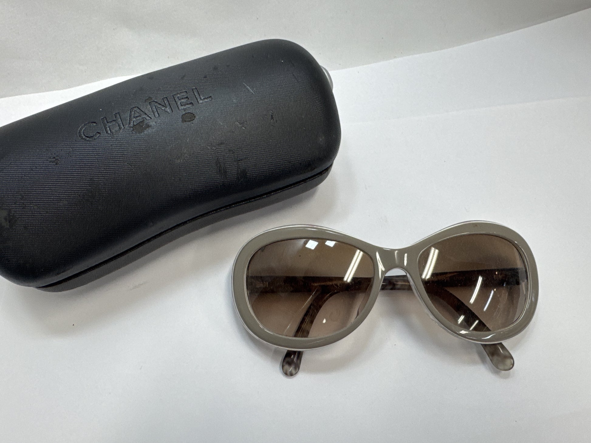  CHANEL Chanel sunglasses with case Sunglasses and glasses