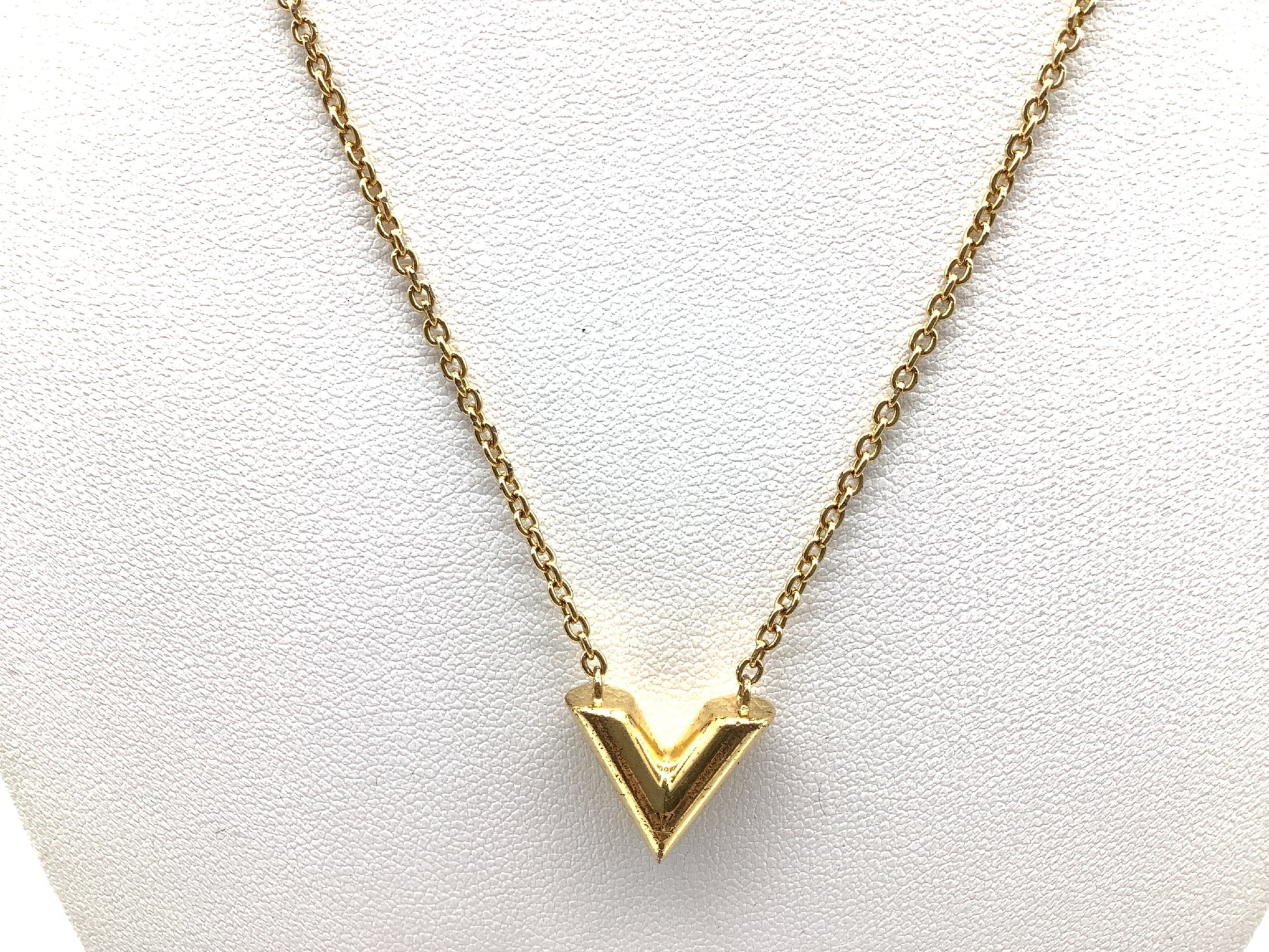 LOUIS VUITTON Essential V Necklace with 48cm Chain